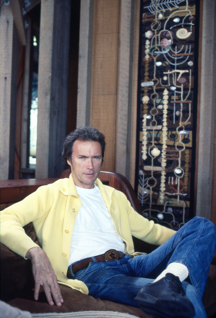 Clint Eastwood posa para un retrato en su casa de Pebble Beach, Carmel, California, en 1979. | Fuente: Getty Images