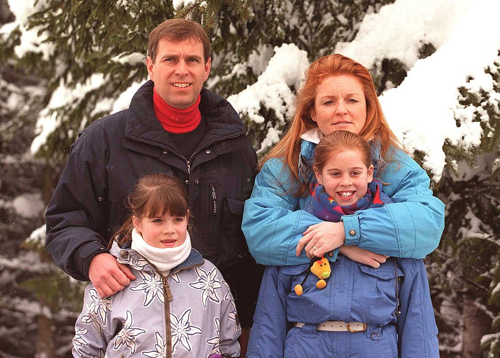 Príncipe Andrew, Sarah Ferguson y sus dos hijas de vacaciones en Suiza, 1999. | Foto: Getty Images