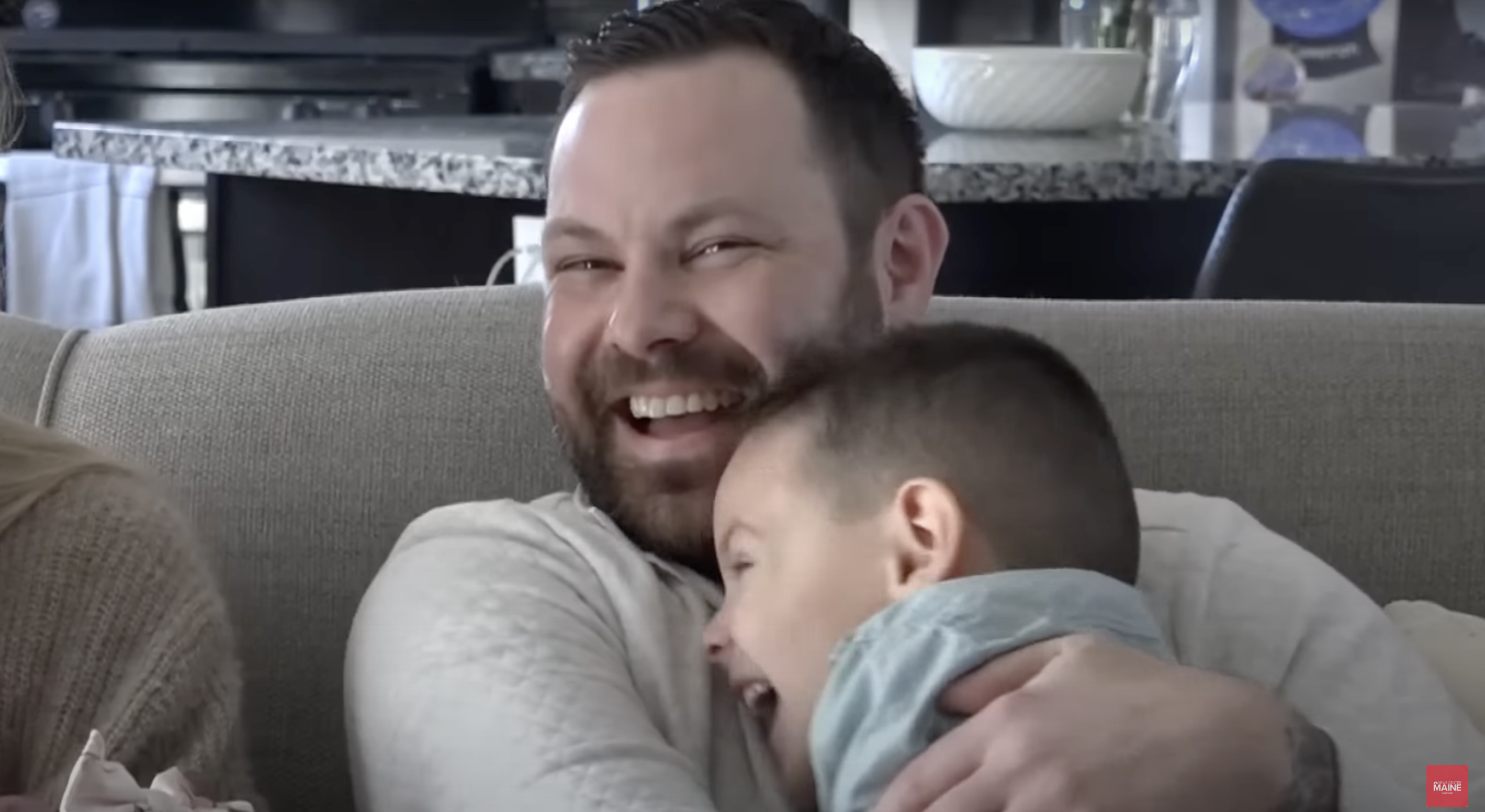 Andrew Clark con su hijo, Cameron Clark | Foto: YouTube.com/NEWS CENTER Maine