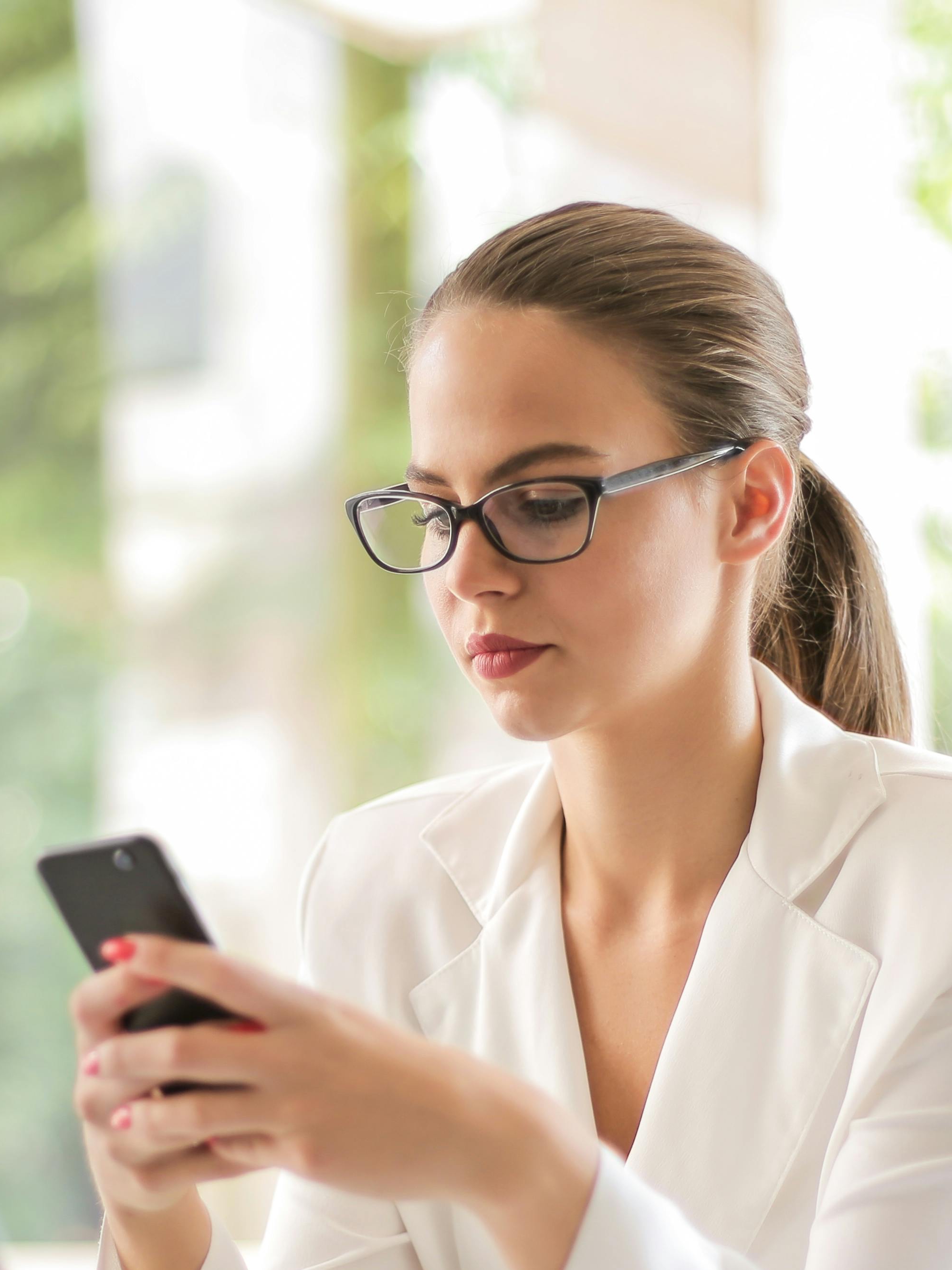 Una mujer hablando por teléfono | Fuente: Pexels