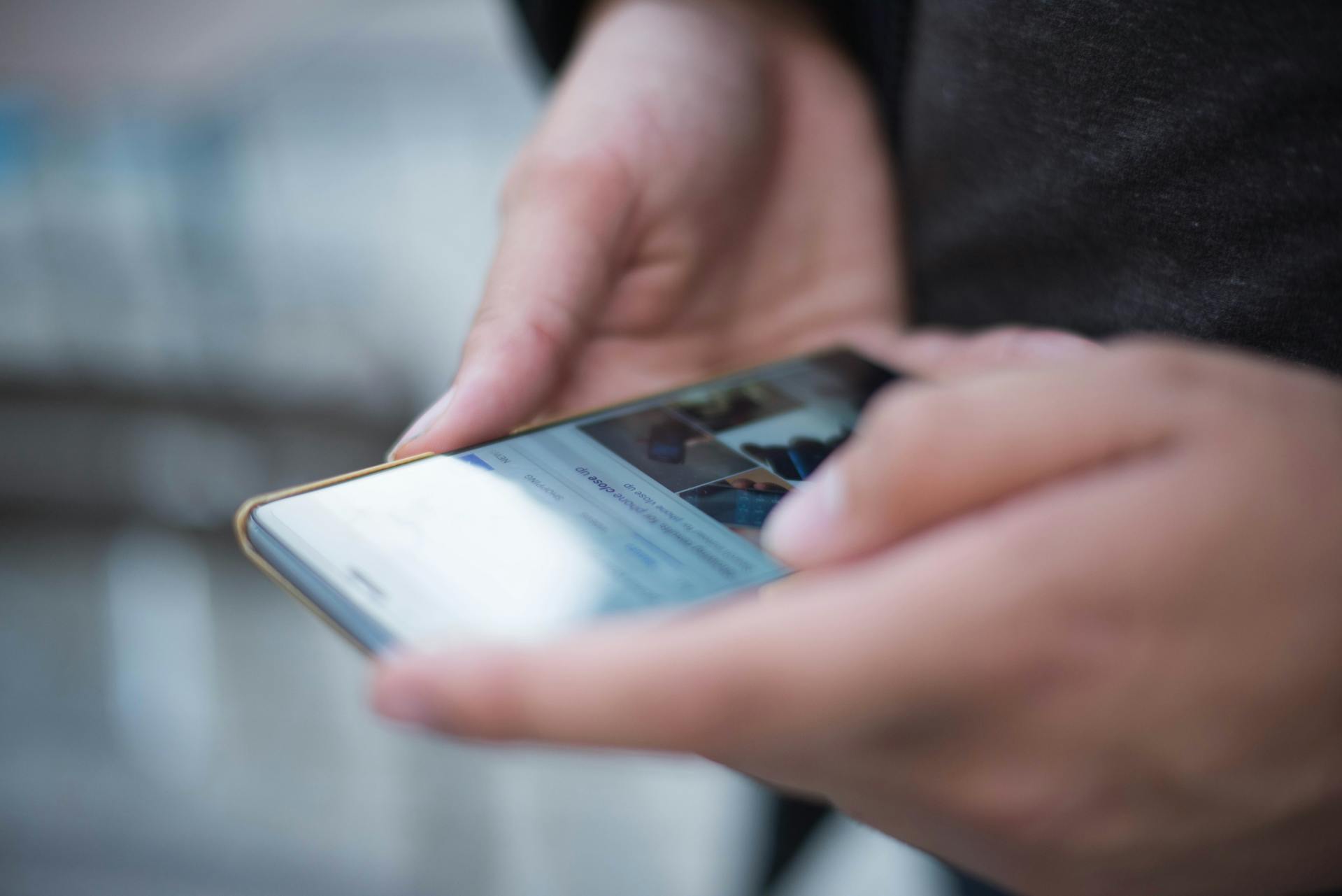 Una mujer sujetando su teléfono | Fuente: Pexels