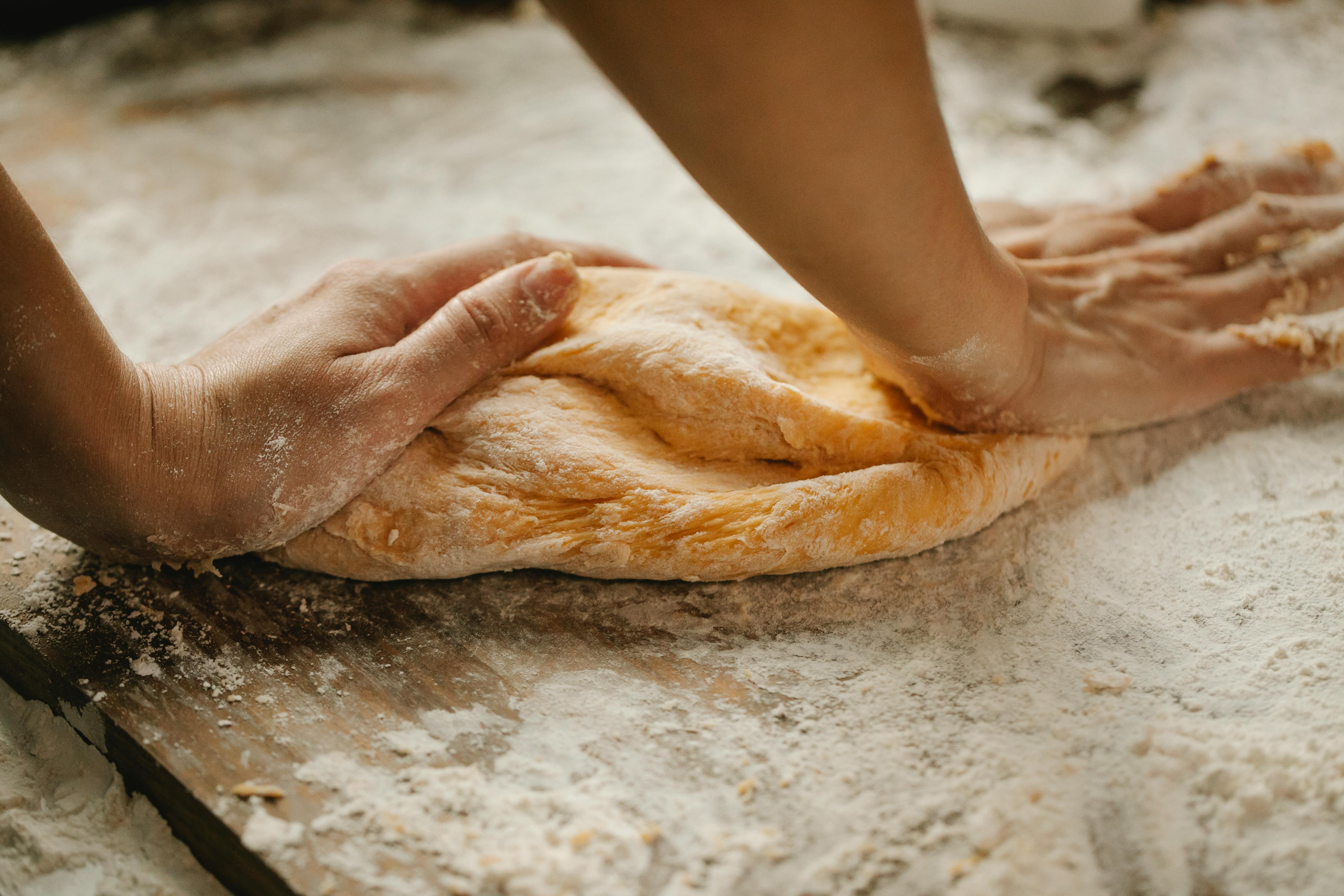 Le mani di una donna che impastano | Fonte: Pexels