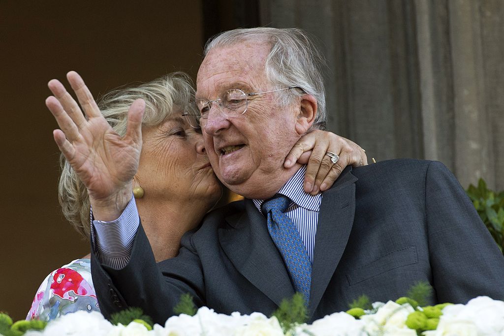 Paola de Bélgica besa a Alberto de Bélgica durante su última visita oficial como reyes el 19 de julio de 2013.| Foto: Getty Images