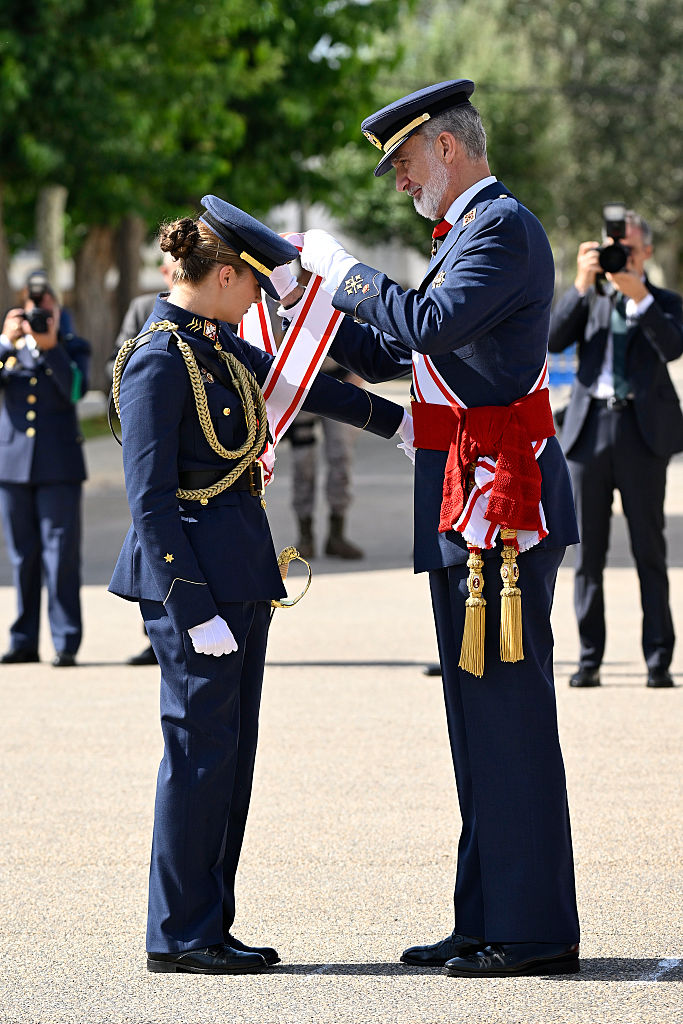 El rey Felipe VI de España y la princesa heredera Leonor de España asisten a la entrega de las Oficinas Reales de Empleo en la Academia General del Aire y del Espacio el 10 de julio de 2026 en Santiago de la Ribera, Murcia, España. | Fuente: Getty Images