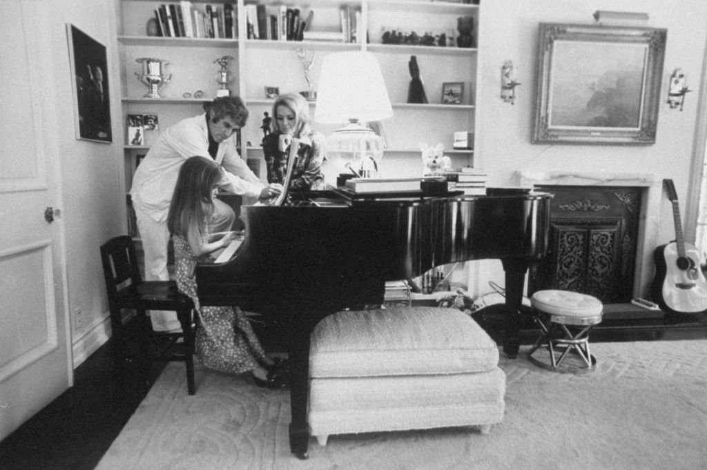 Burt Bacharach y su esposa Angie Dickinson viendo a Nikki tocar el piano en mayo de 1974 | Foto: Getty Images