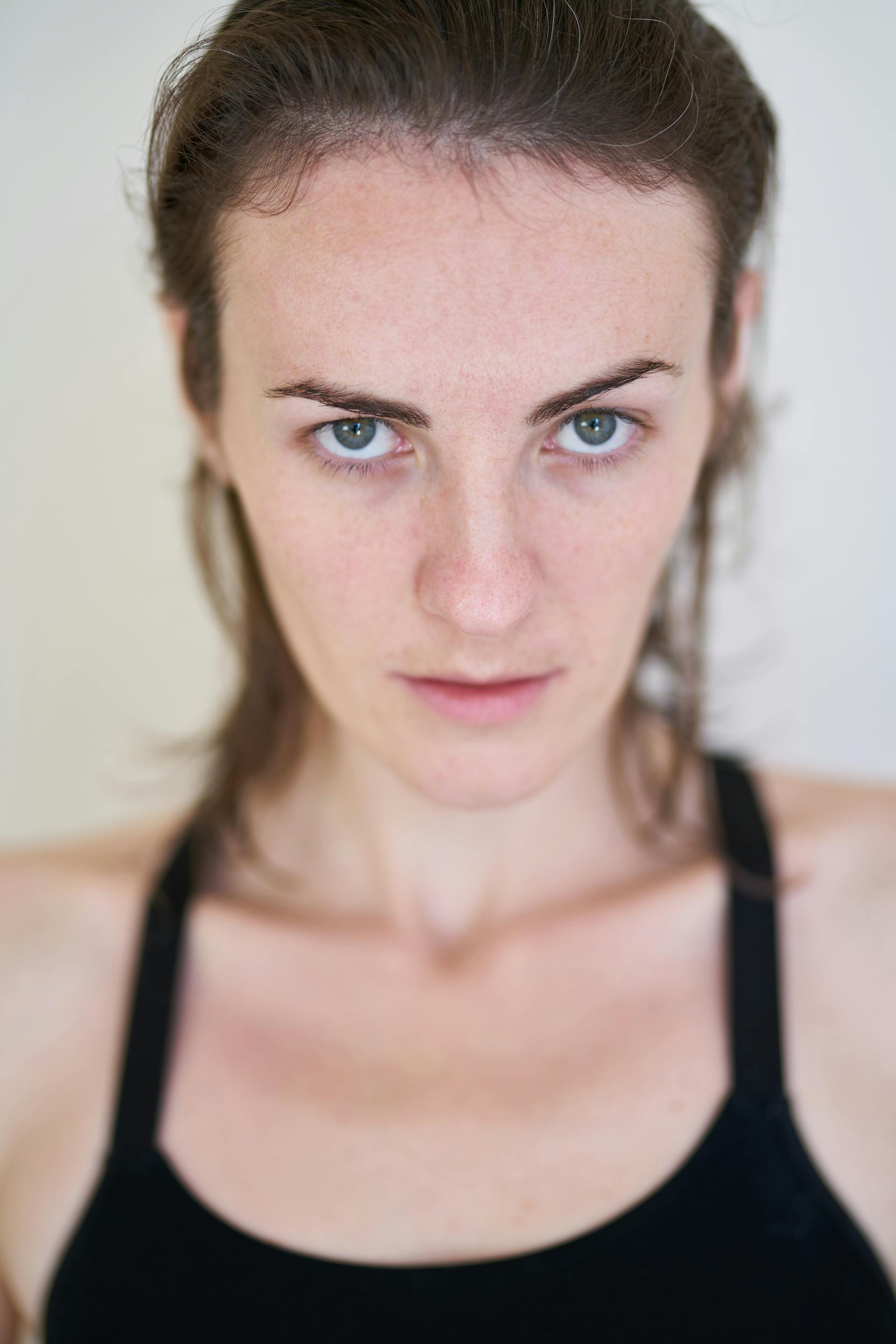 Una mujer mirando a alguien | Fuente: Pexels