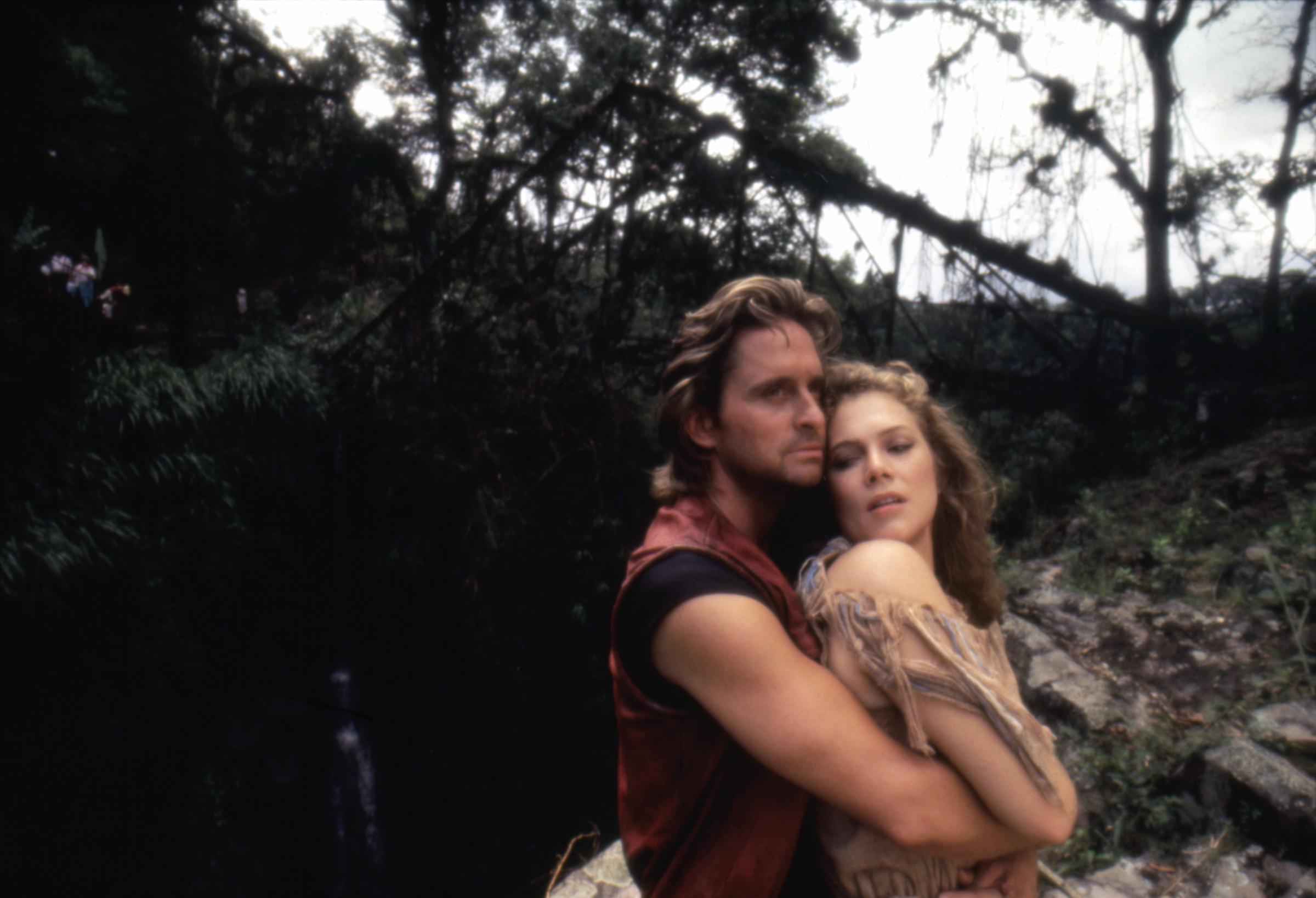 Michael Douglas y Kathleen Turner en el plató de "Romancing the Stone", 1984 | Fuente: Getty Images