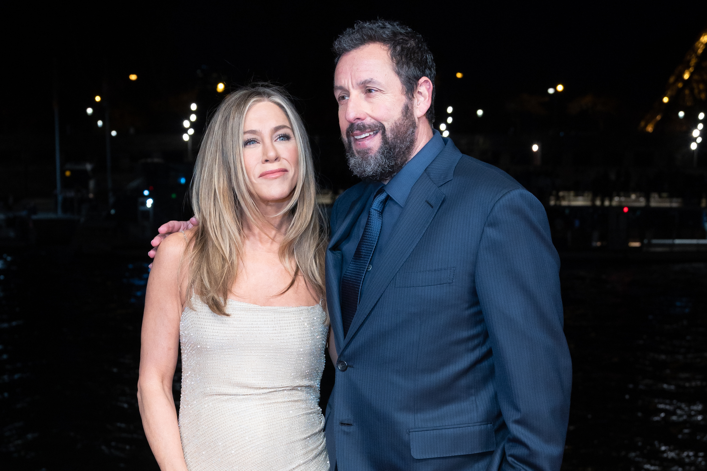 Jennifer Aniston y Adam Sandler en París, Francia, el 16 de marzo de 2023. | Foto: Getty Images