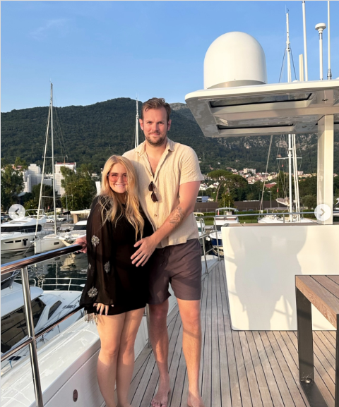 Morgan McGlynn Carr con su esposo, fechada el 2 de diciembre de 2024 | Fuente: Instagram/morgancheeses