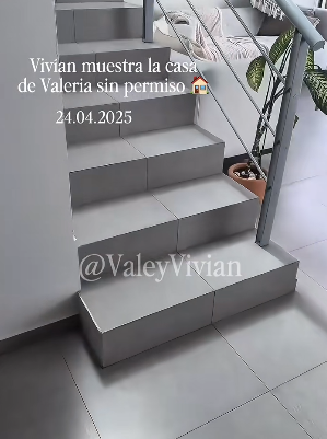 Escaleras que conducen a la segunda planta de la casa de Valeria Márquez. | Fuente: TikTok/Valeria&Vivian