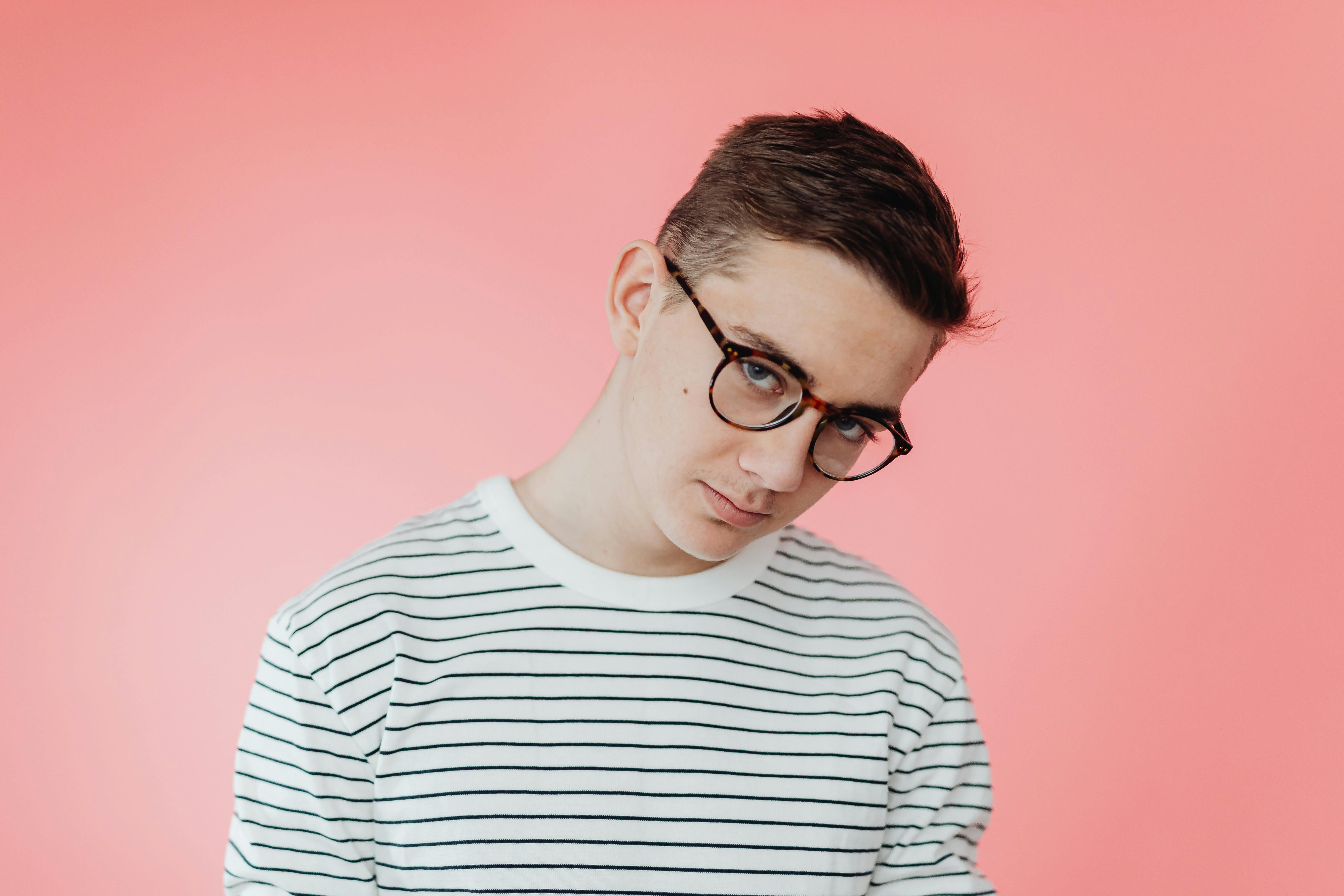 Adolescente con gafas | Fuente: Pexels