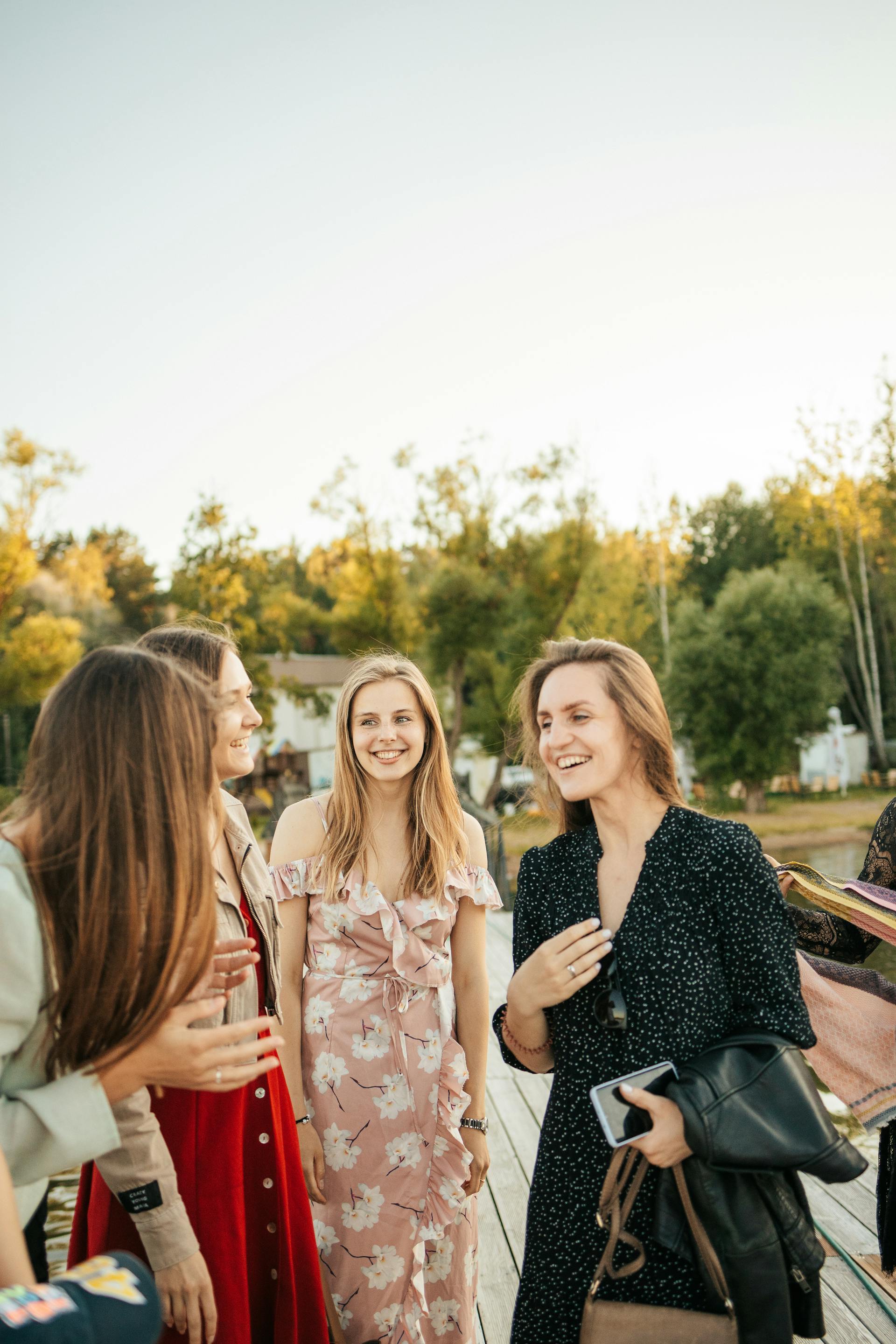 Mujeres riendo mientras mantienen una conversación | Fuente: Pexels