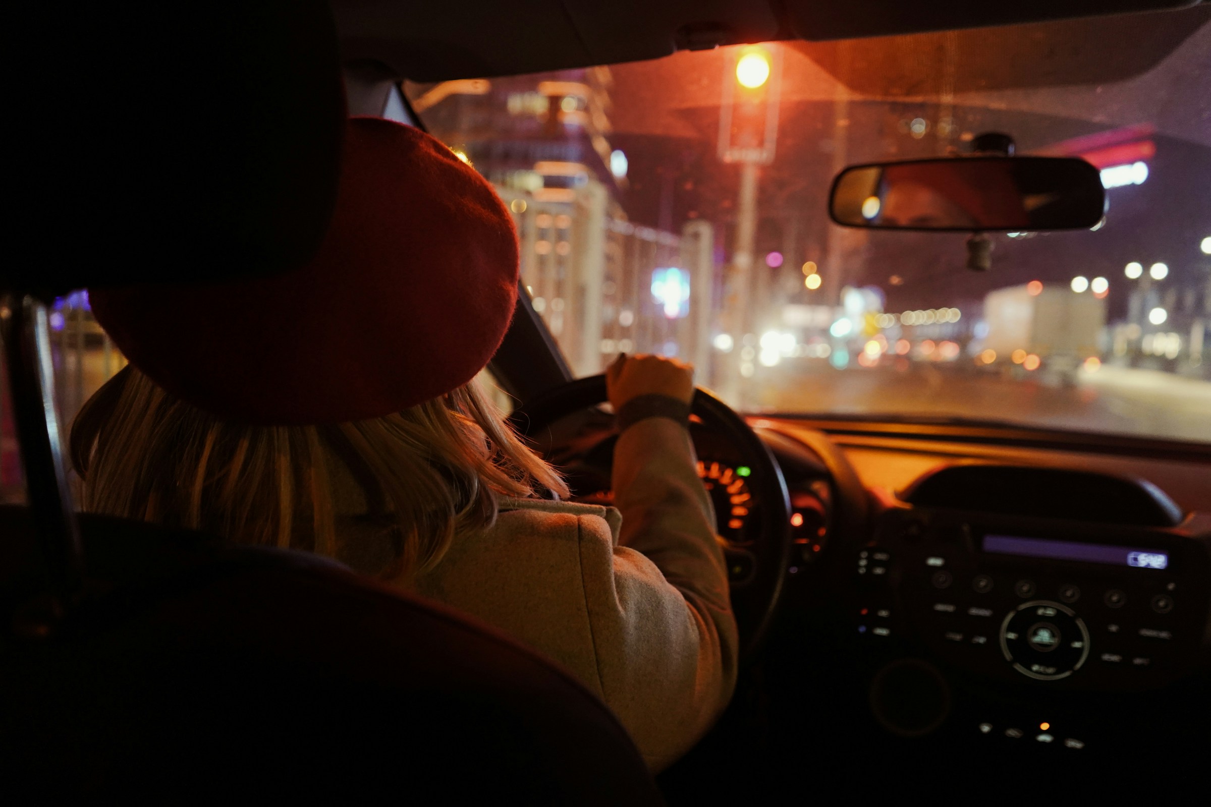 Una mujer conduciendo un automóvil | Fuente: Unsplash