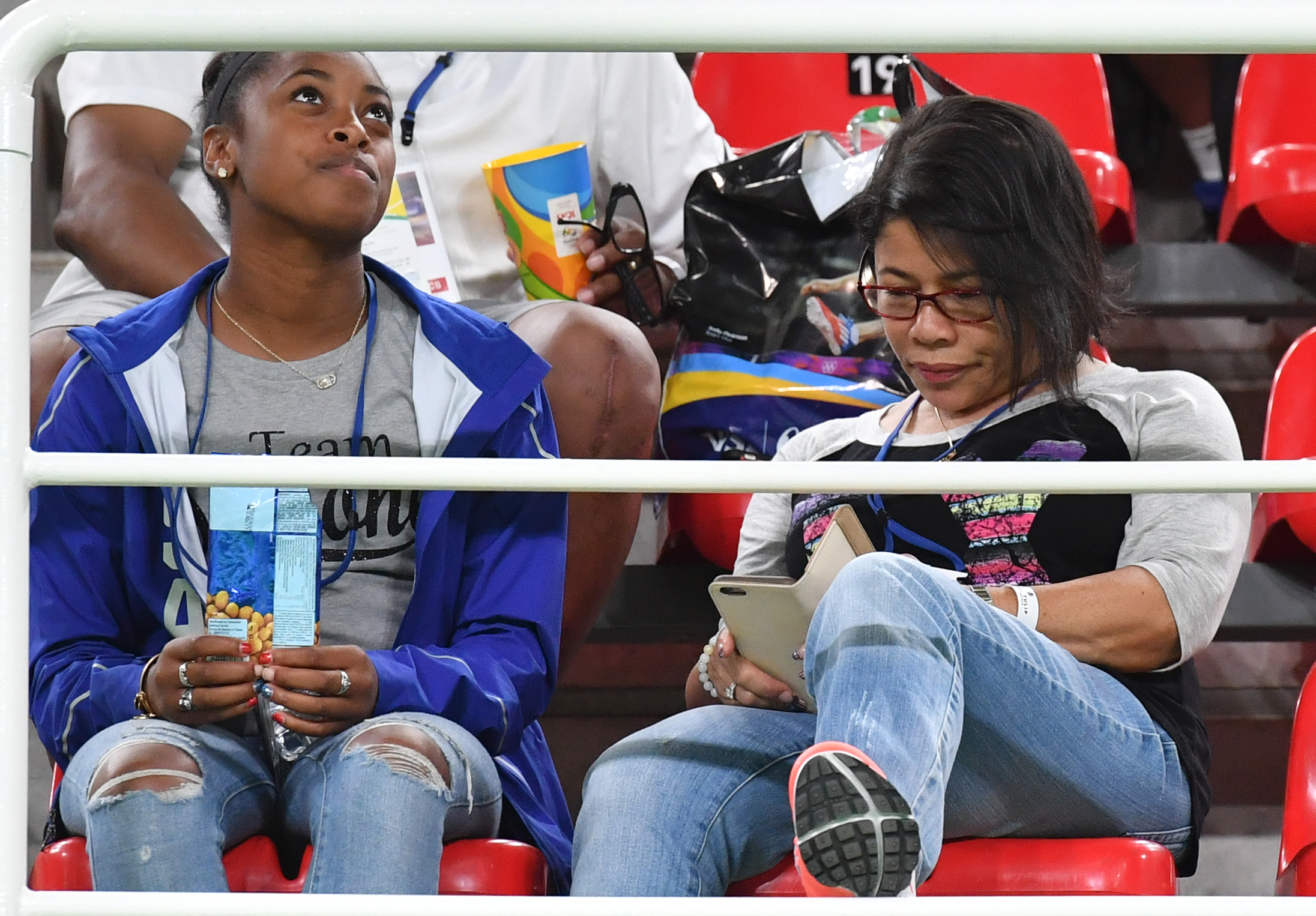 La hermana y la abuela de Simone Biles asisten a la Gimnasia Artística en la Arena Olímpica durante los Juegos Olímpicos de Río 2016 en Río de Janeiro el 14 de agosto de 2016. | Fuente: Getty Images