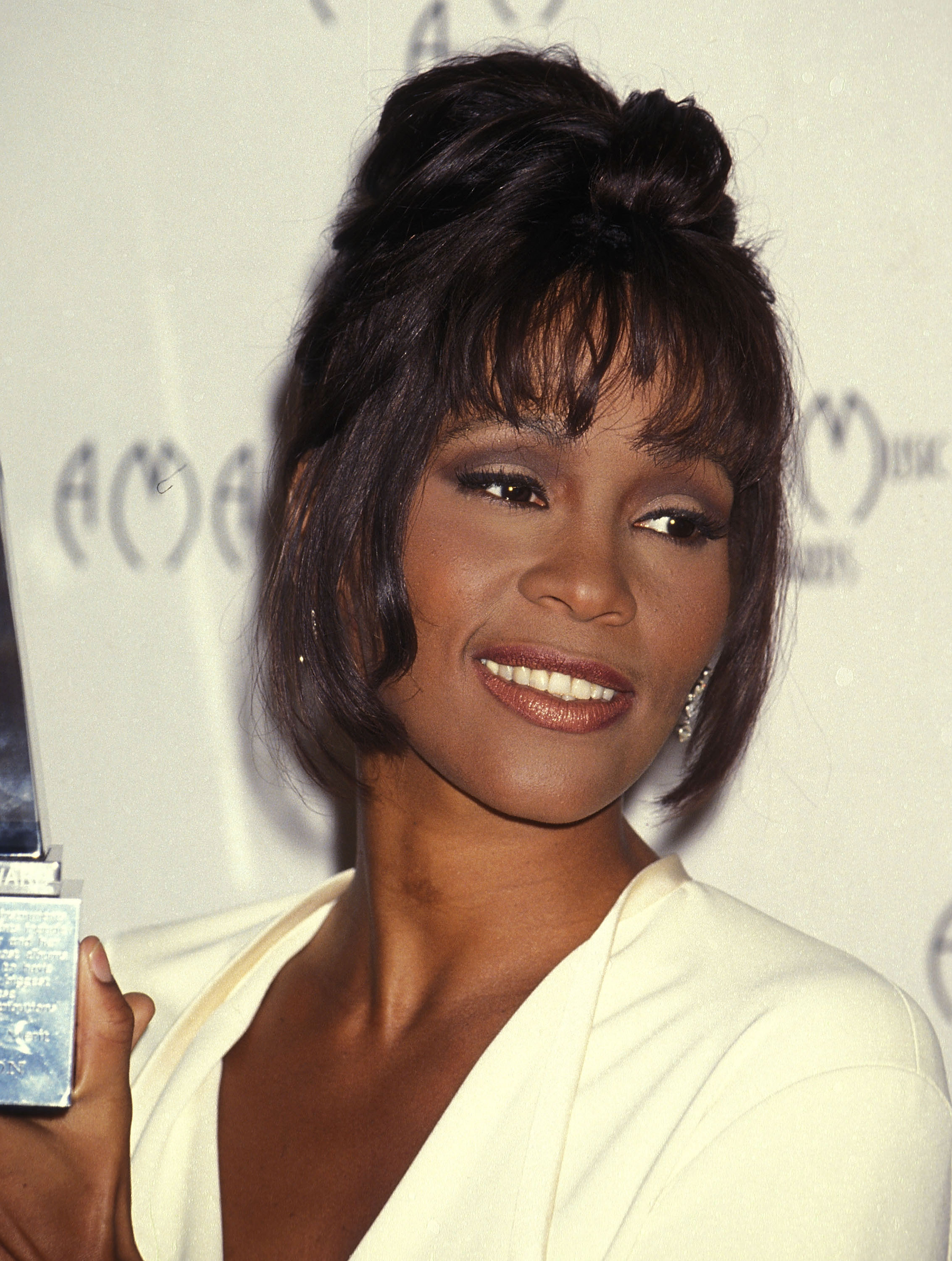 Whitney Houston asiste a la 21 edición de los American Music Awards en Los Ángeles, California, el 7 de febrero de 1994. | Fuente: Getty Images