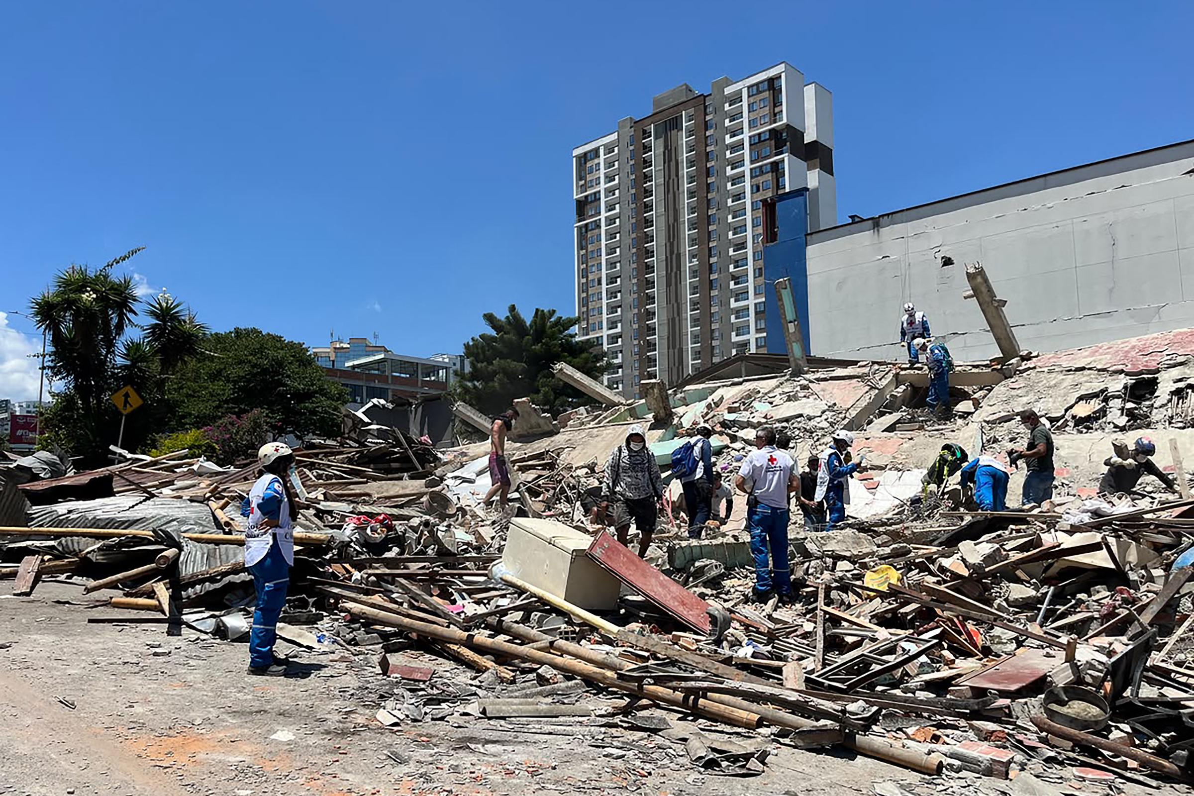 Equipos de rescate buscan supervivientes entre los escombros de un edificio derrumbado tras un terremoto en Pereira, Colombia, el 10 de agosto de 2026. | Fuente: Getty Images