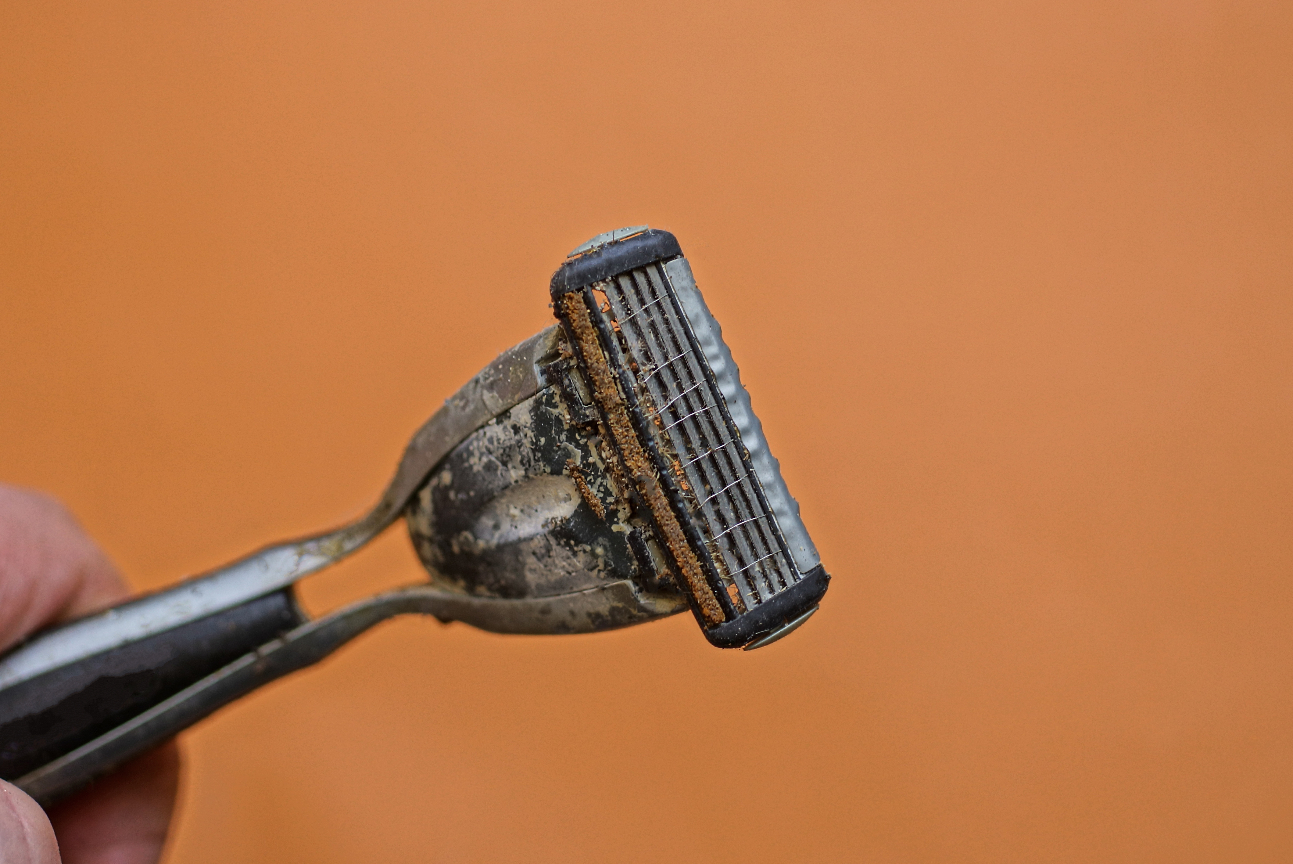 Una vieja maquinilla de afeitar gris y sucia con tres cuchillas | Foto: Getty Images