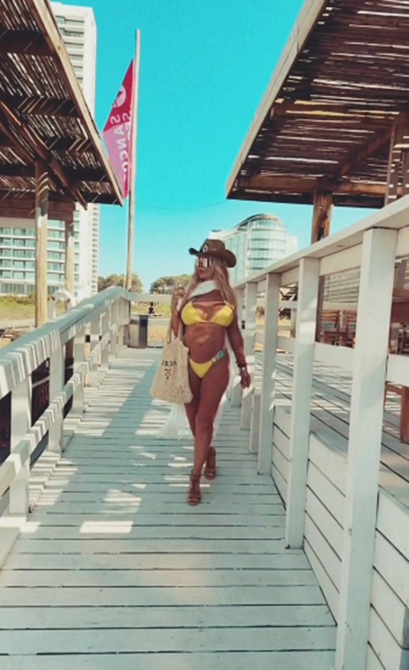 Graciela Alfano luciendo un bikini amarillo durante su estadía en Punta del Este, Uruguay | Fuente: Instagram/iconoalfano