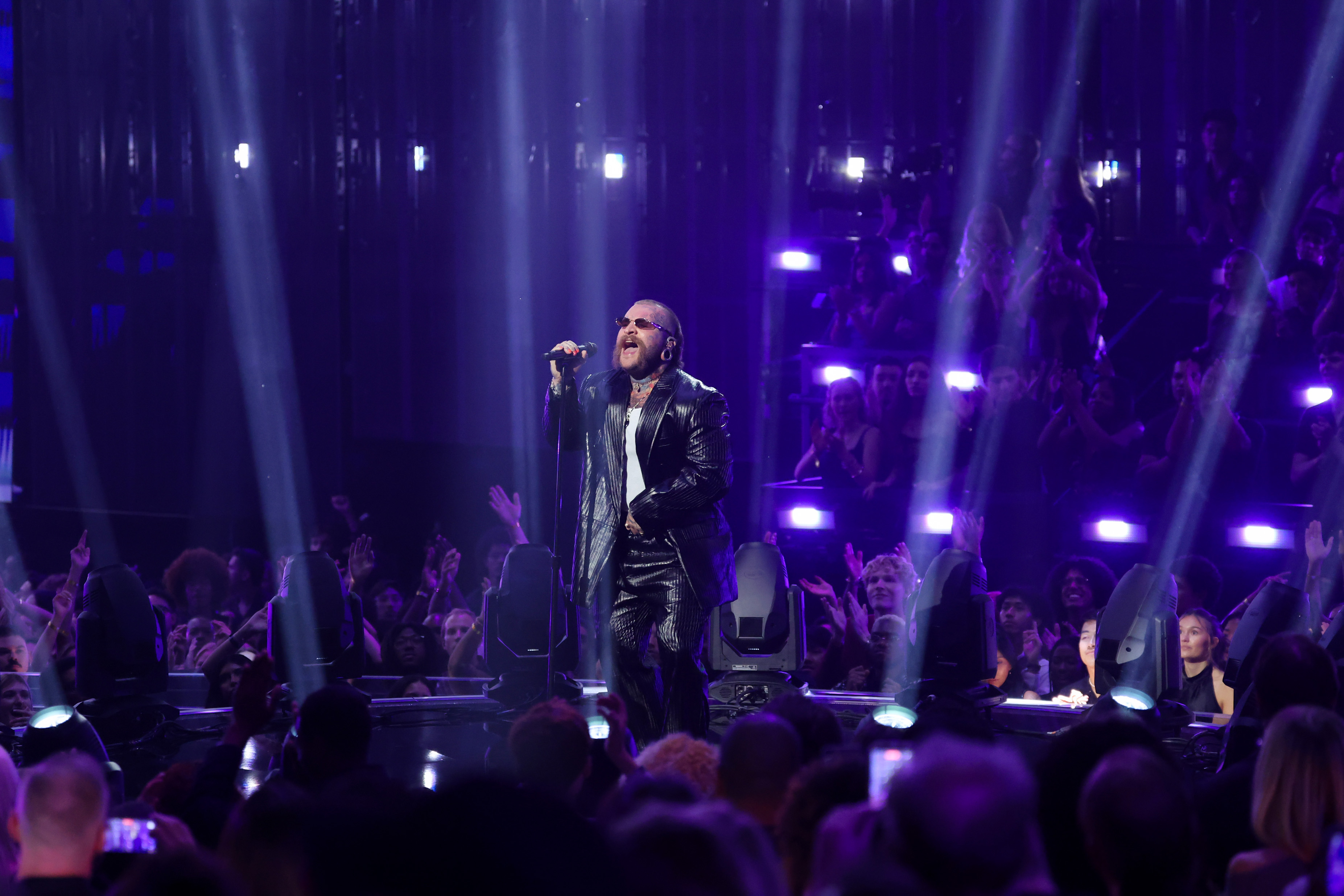 Teddy Swims interpreta "Careless Whisper" durante el homenaje a George Michael en los 2026 MTV Video Music Awards en Los Ángeles. | Fuente: Getty Images