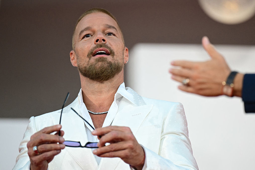 Ricky Martin, integrante del elenco de la película "Hombre al agua", asiste a la alfombra roja previa a la proyección de "The Echo Chamber", presentada a concurso en la 83.ª edición del Festival Internacional de Cine de Venecia, en el Lido de Venecia, el 6 de septiembre de 2026. | Fuente: Getty Images