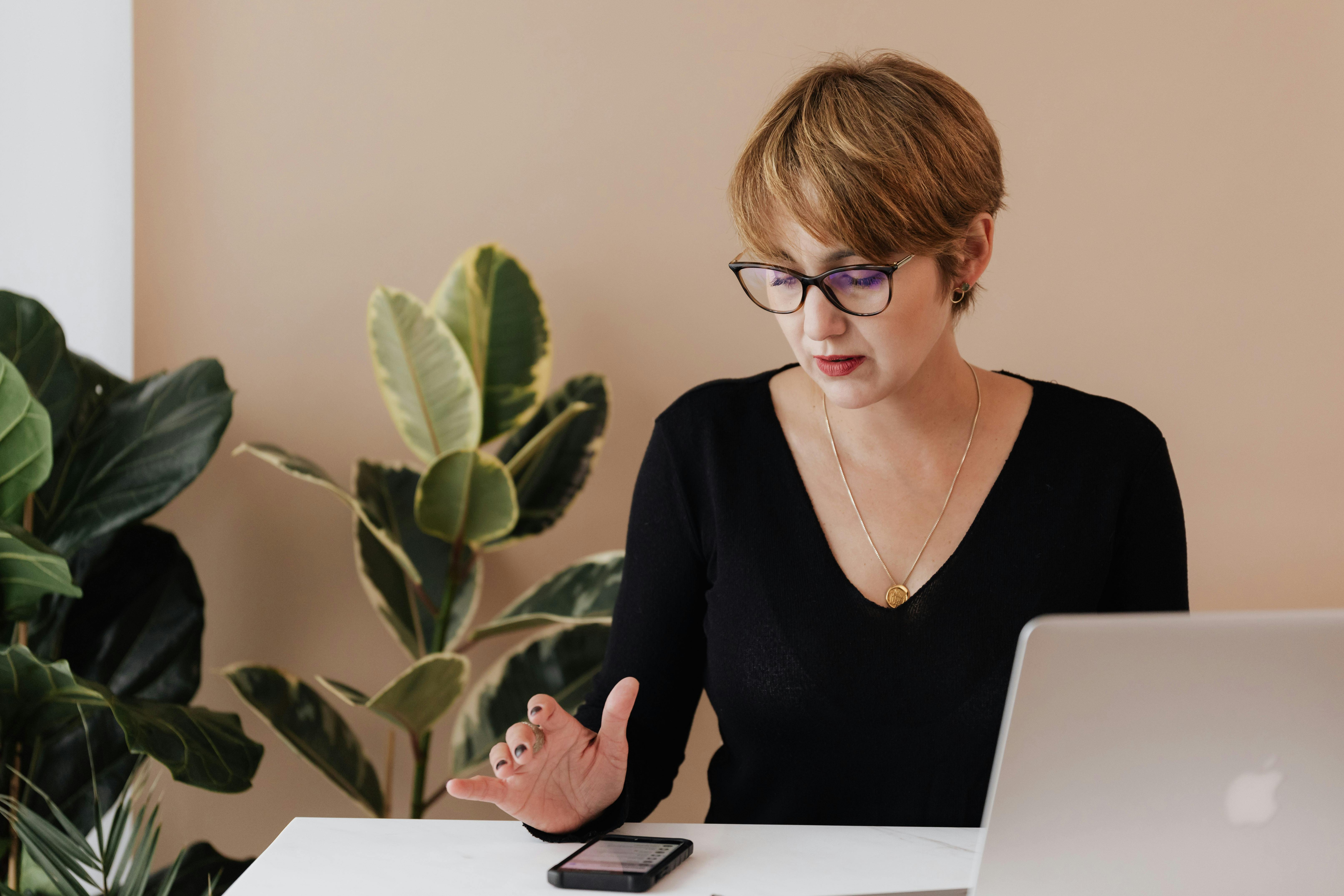 Una mujer mirando algo en su teléfono | Fuente: Pexels