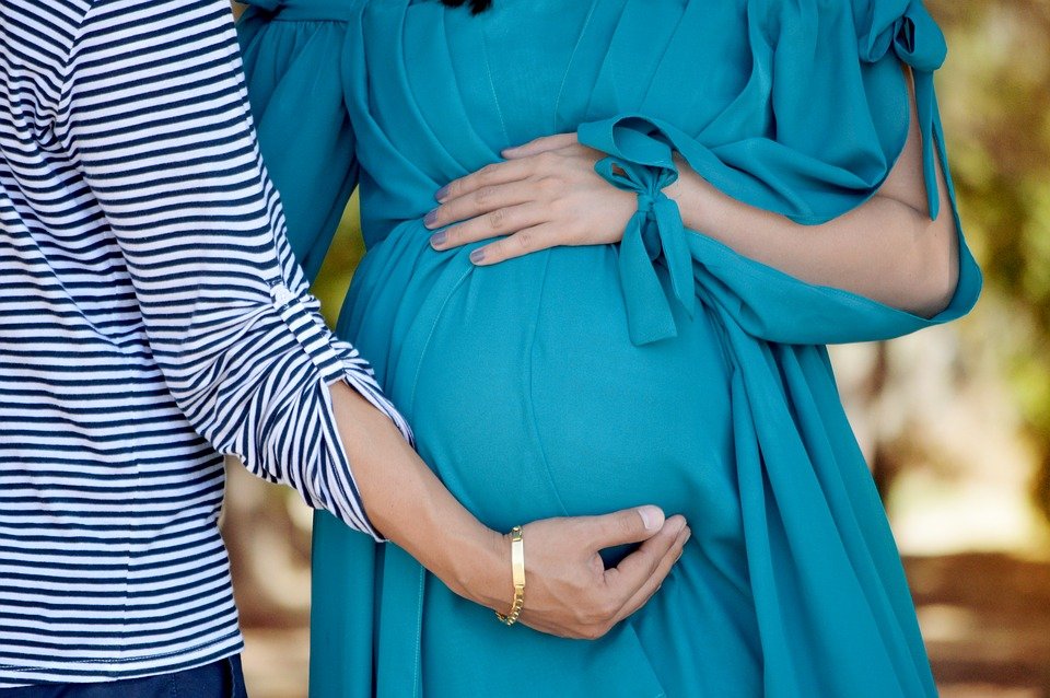 Hombre sosteniendo el vientre de una mujer embarazada. | Imagen: Max Pixel