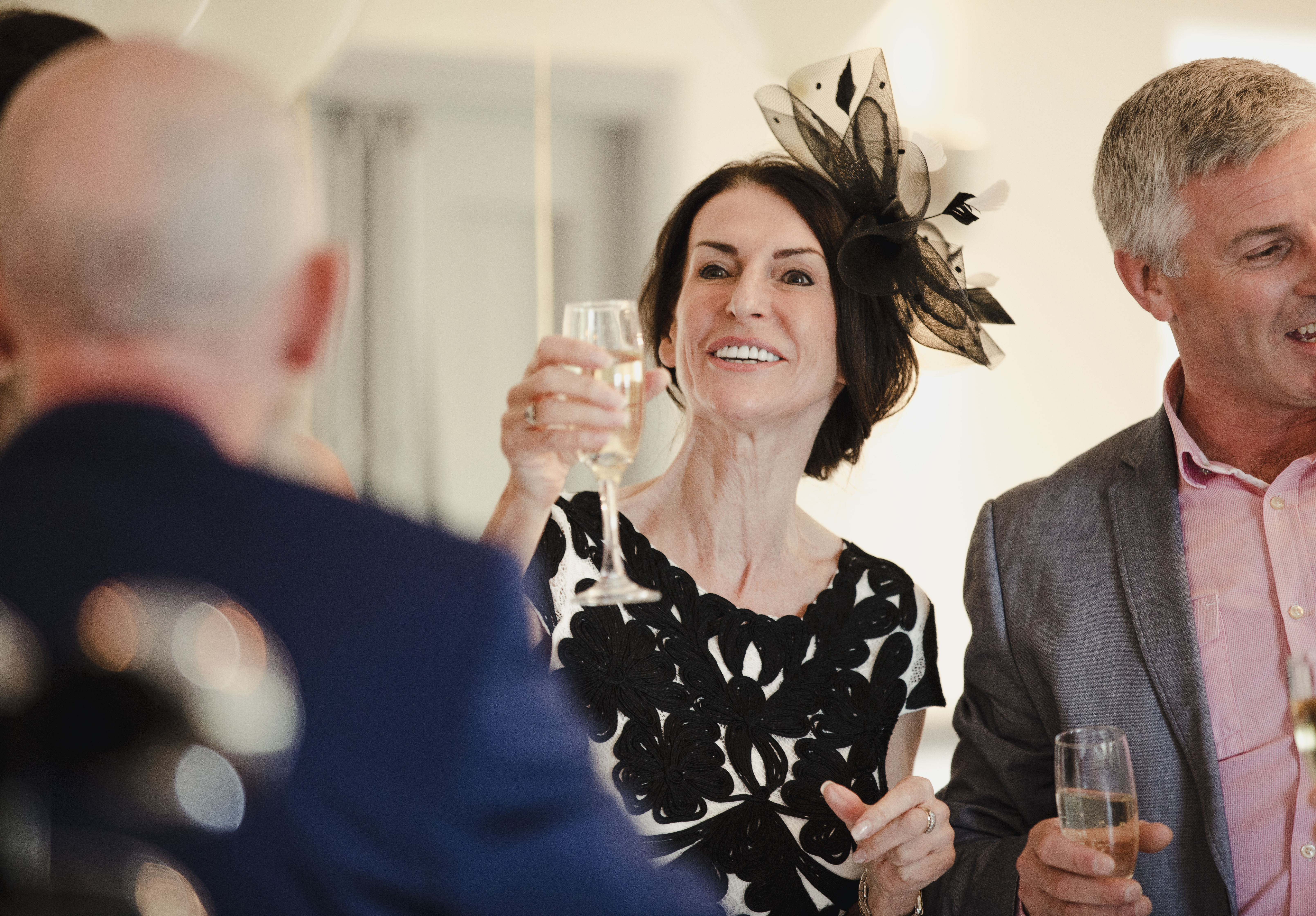 Una mujer comparte un brindis en una boda | Fuente: Shutterstock