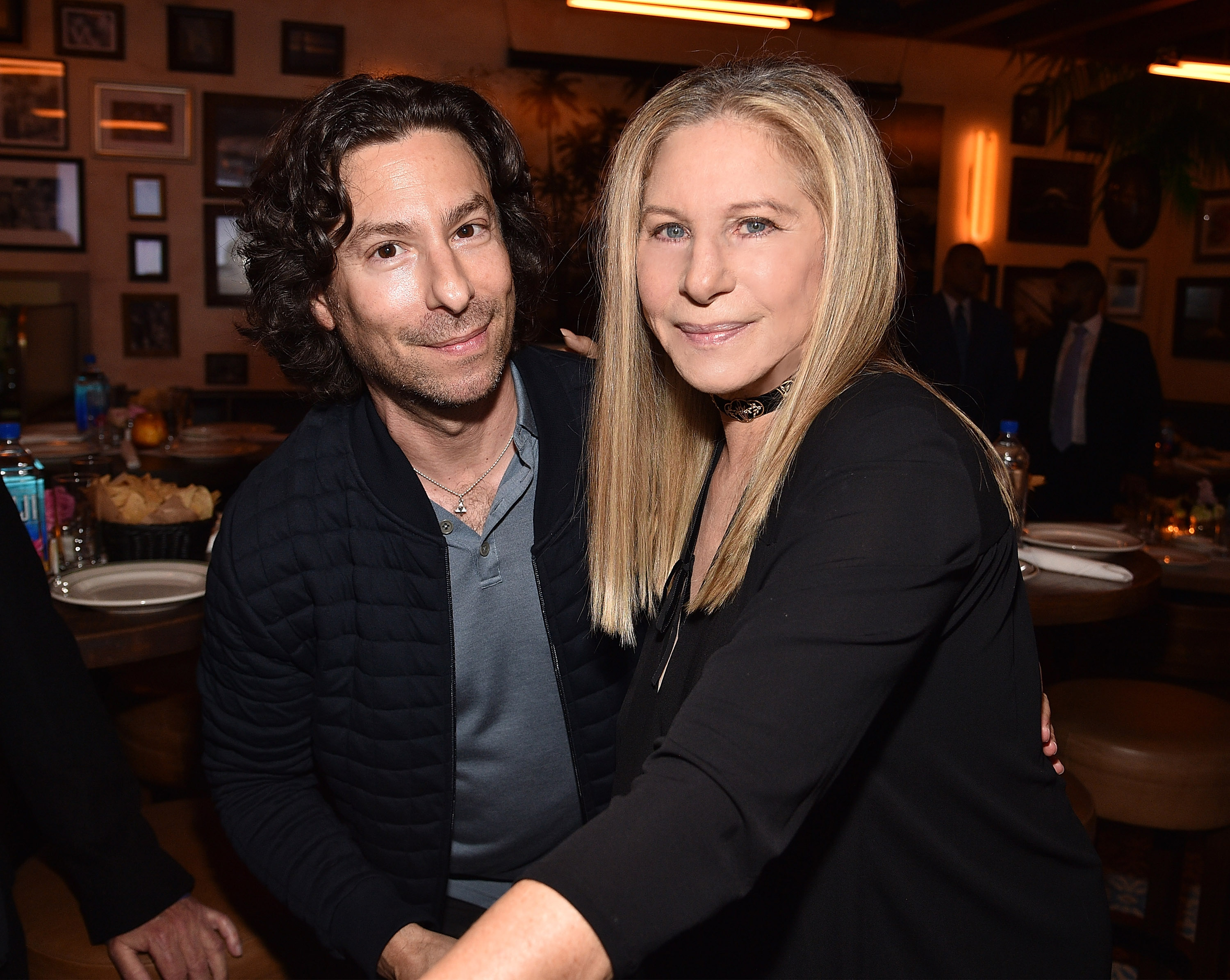 Los usuarios de las redes sociales han comparado a Jason Gould con su madre Barbra Streisand. | Fuente: Getty Images