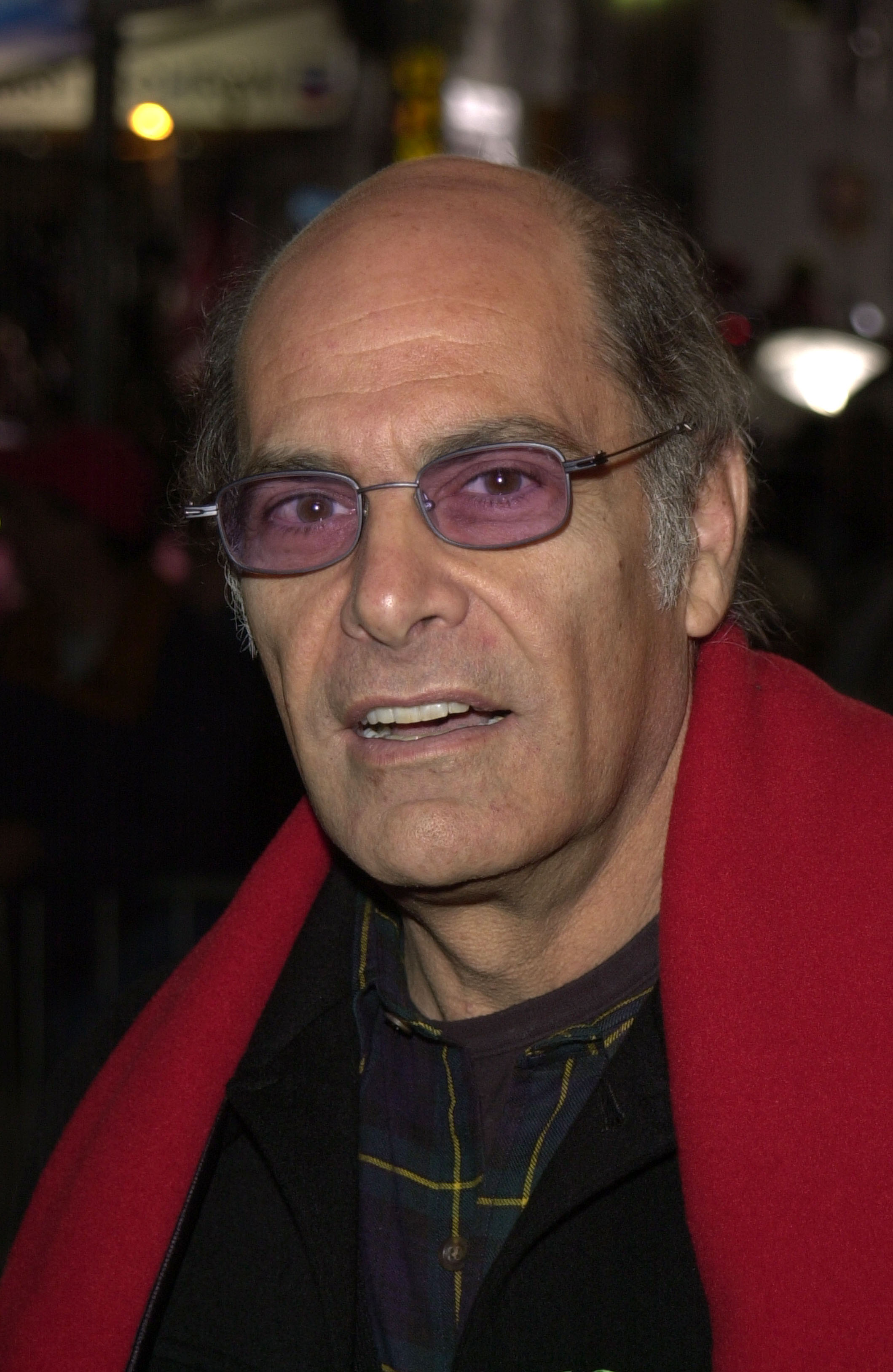 Alan Rachins en el 70º Desfile Navideño de Hollywood en Hollywood Boulevard, California, el 25 de noviembre de 2001 | Fuente: Getty Images