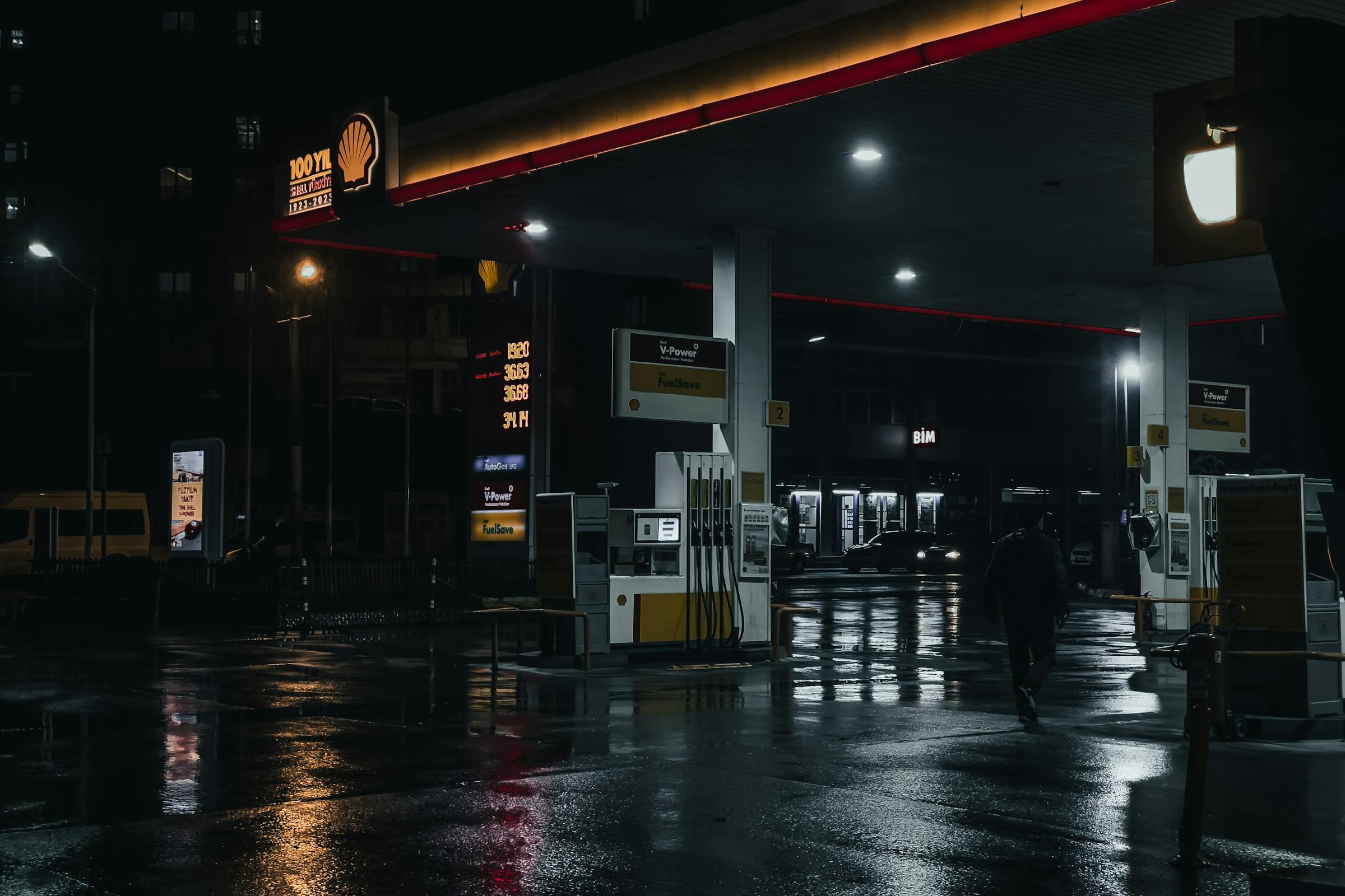 Una gasolinera de noche | Fuente: Pexels