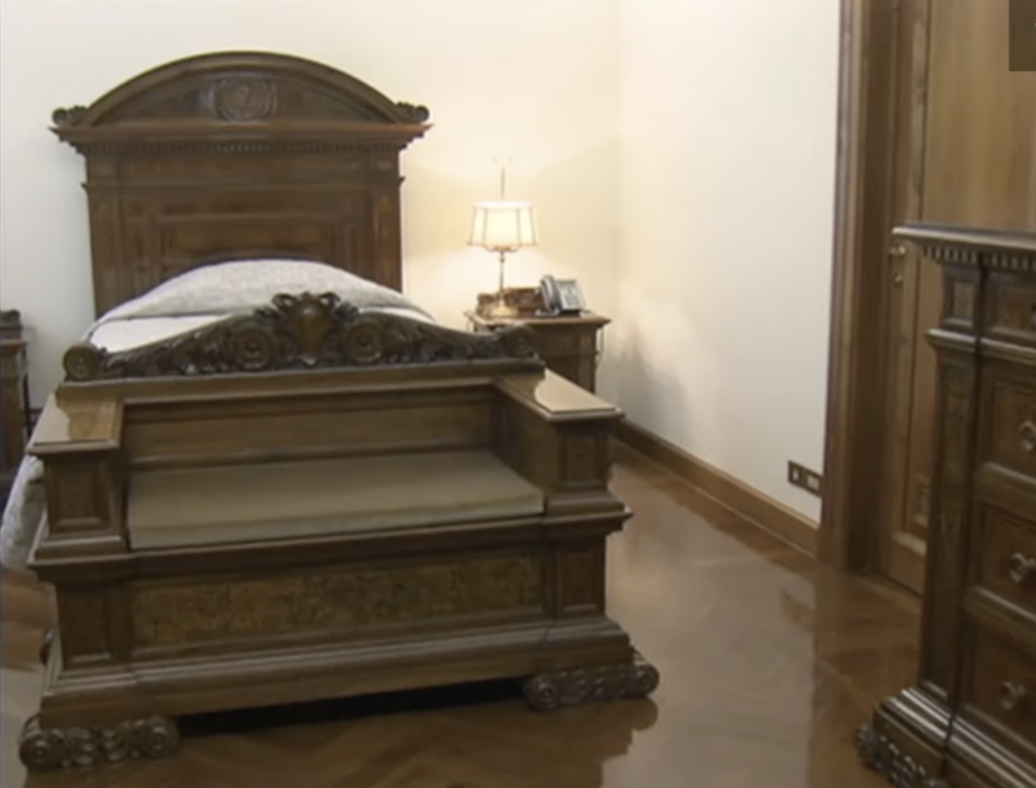 Fotografías de la cama donde dormía el papa Francisco. | Fuente: Youtube/CNN.