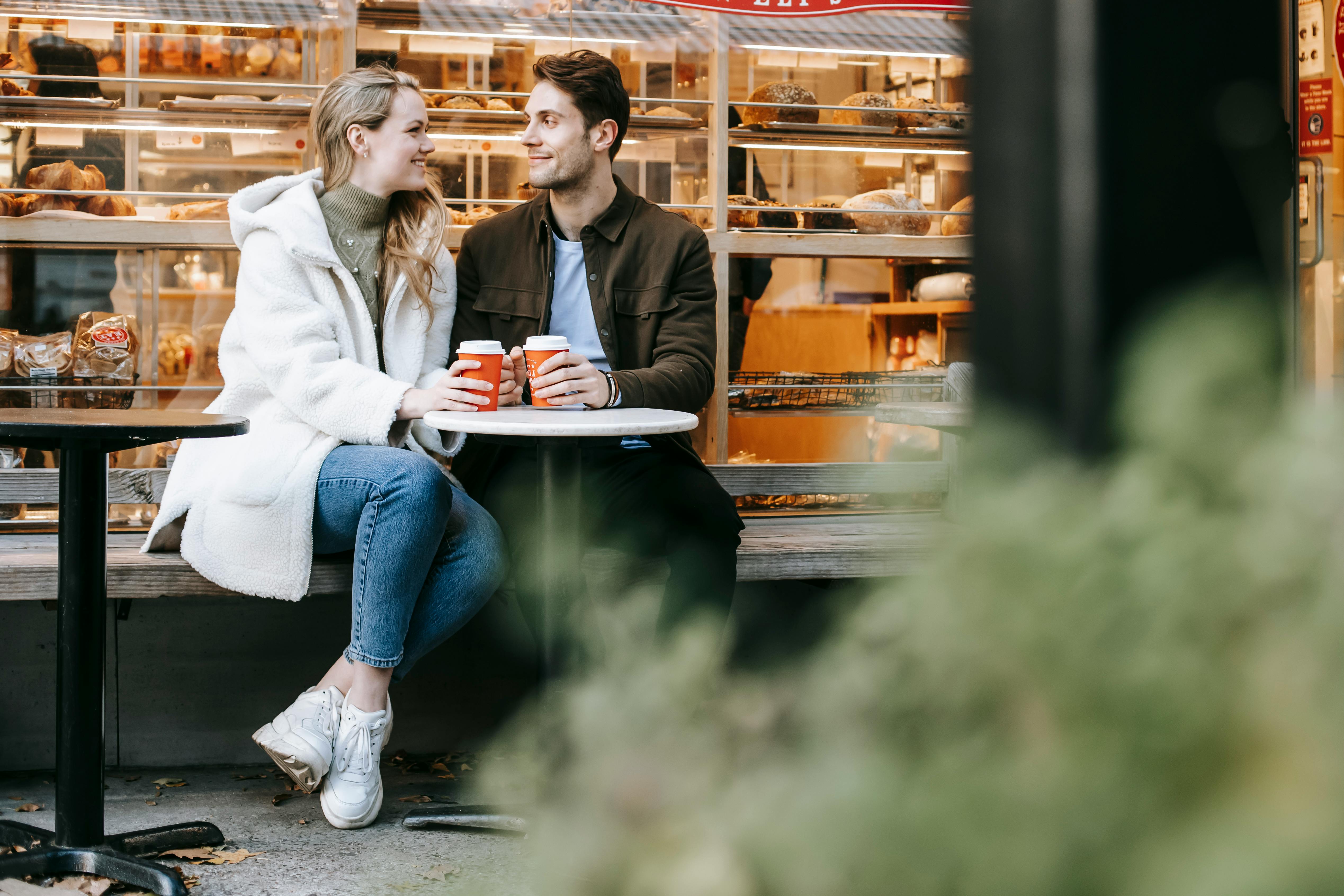 Una pareja feliz en un café | Fuente: Pexels