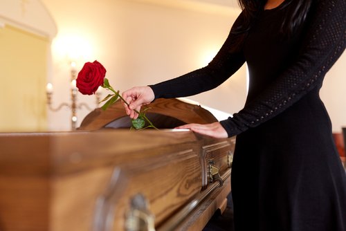 Mujer en funeral | Foto: Shutterstock