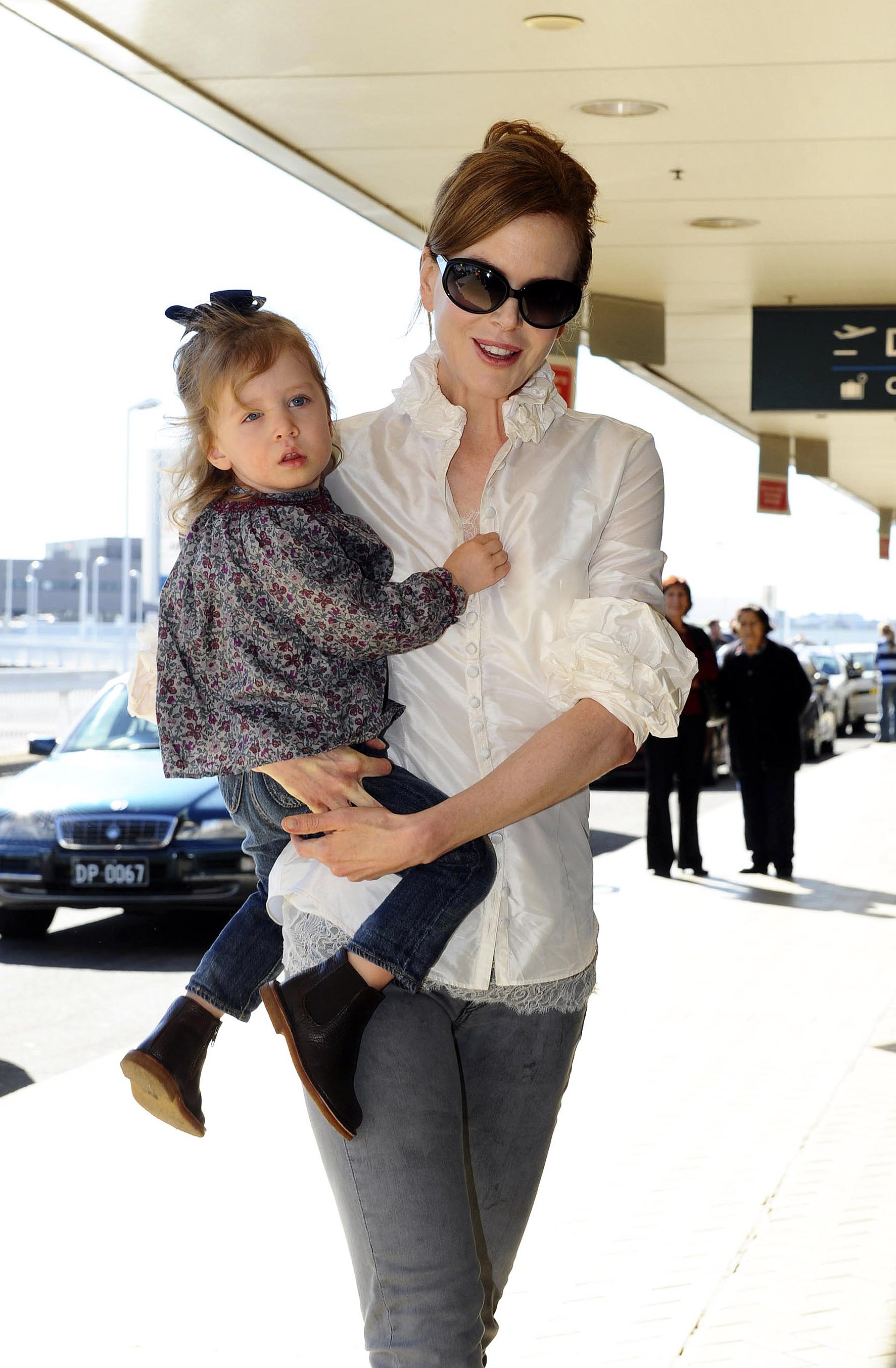 Nicole Kidman y su hija Sunday Rose en el aeropuerto de Sydney, el 20 de junio de 2010 en Sydney, Australia. | Foto: Getty Images