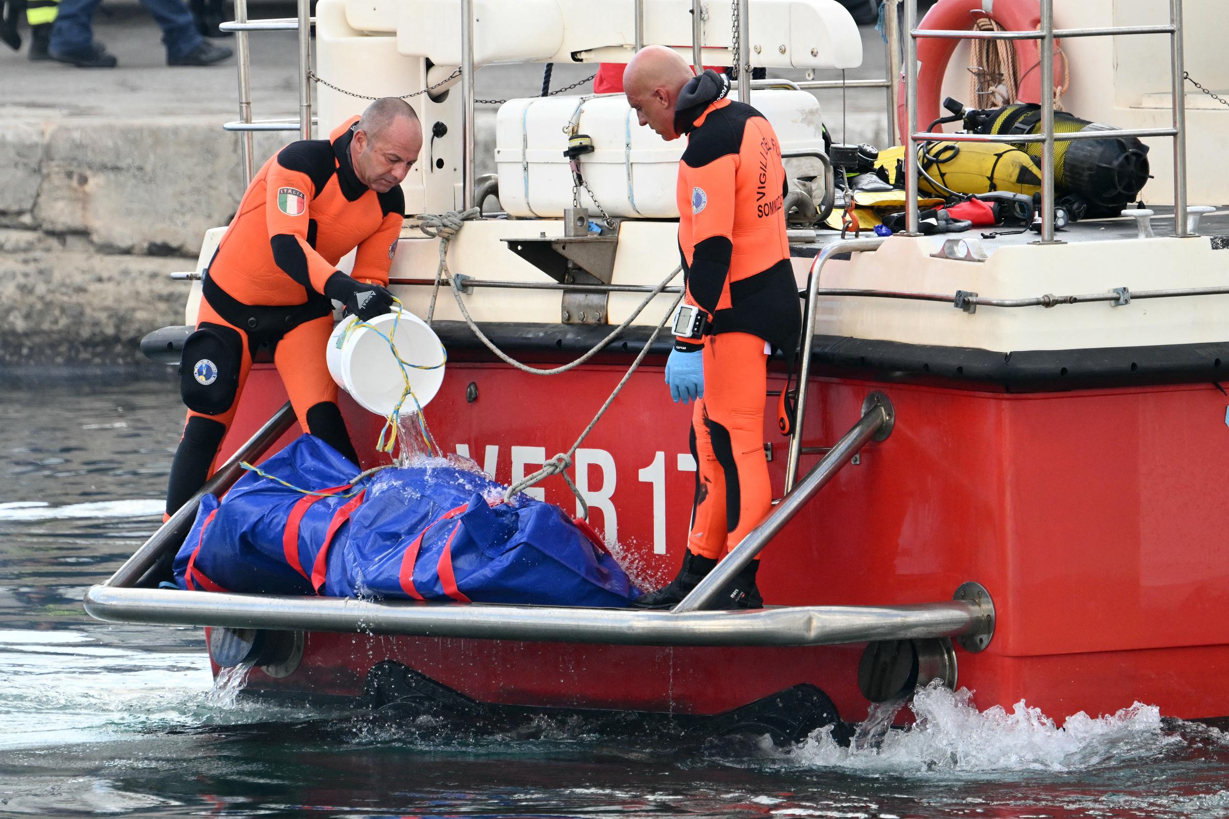 Rescatistas transportan un cuerpo tras el regreso de los buzos en el puerto de Porticello, cerca de Palermo, el 22 de agosto de 2024, tres días después del naufragio del yate de lujo Bayesian, de bandera británica. | Fuente: Getty Images