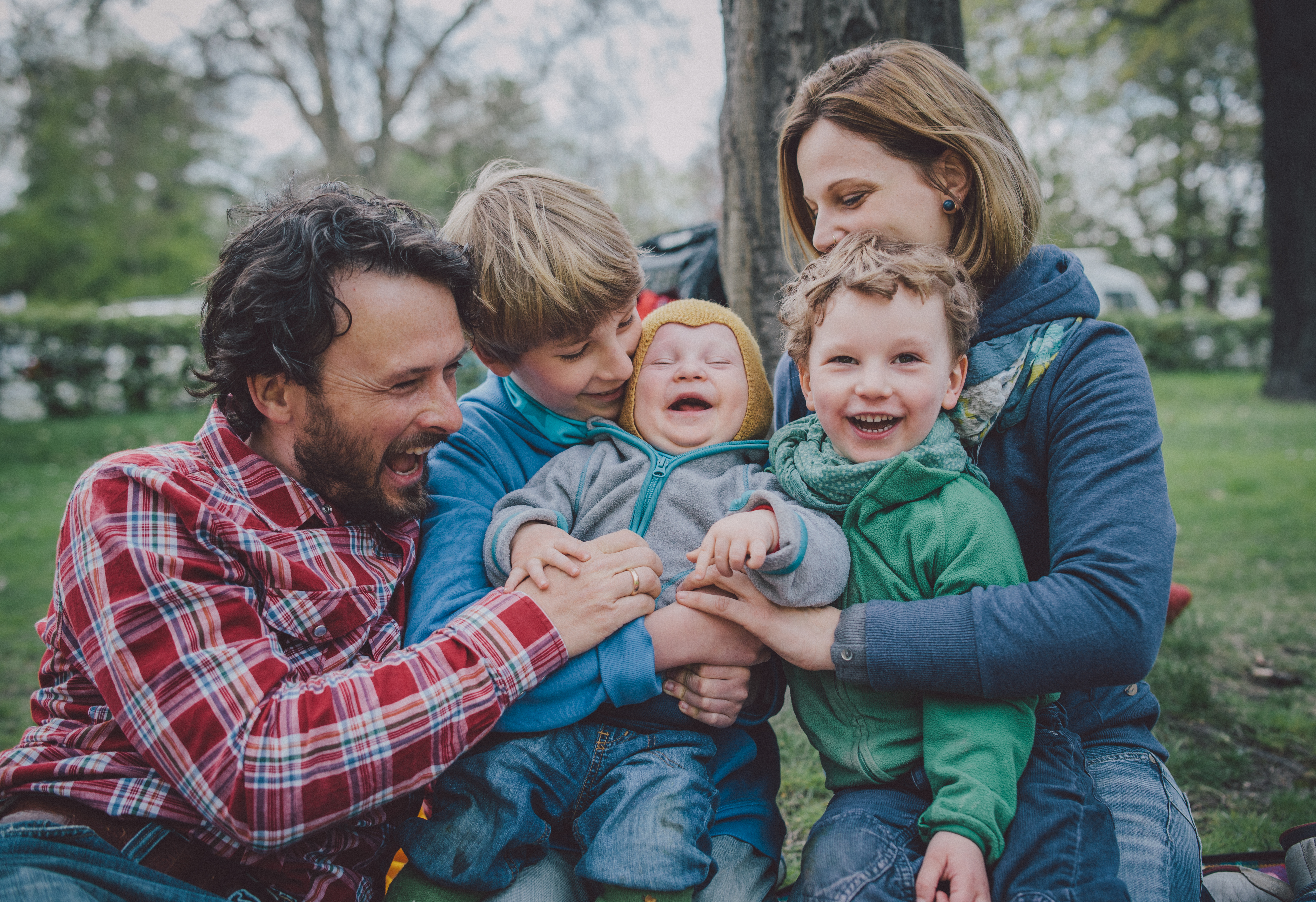 Familia feliz en el parque | Fuente: Getty Images