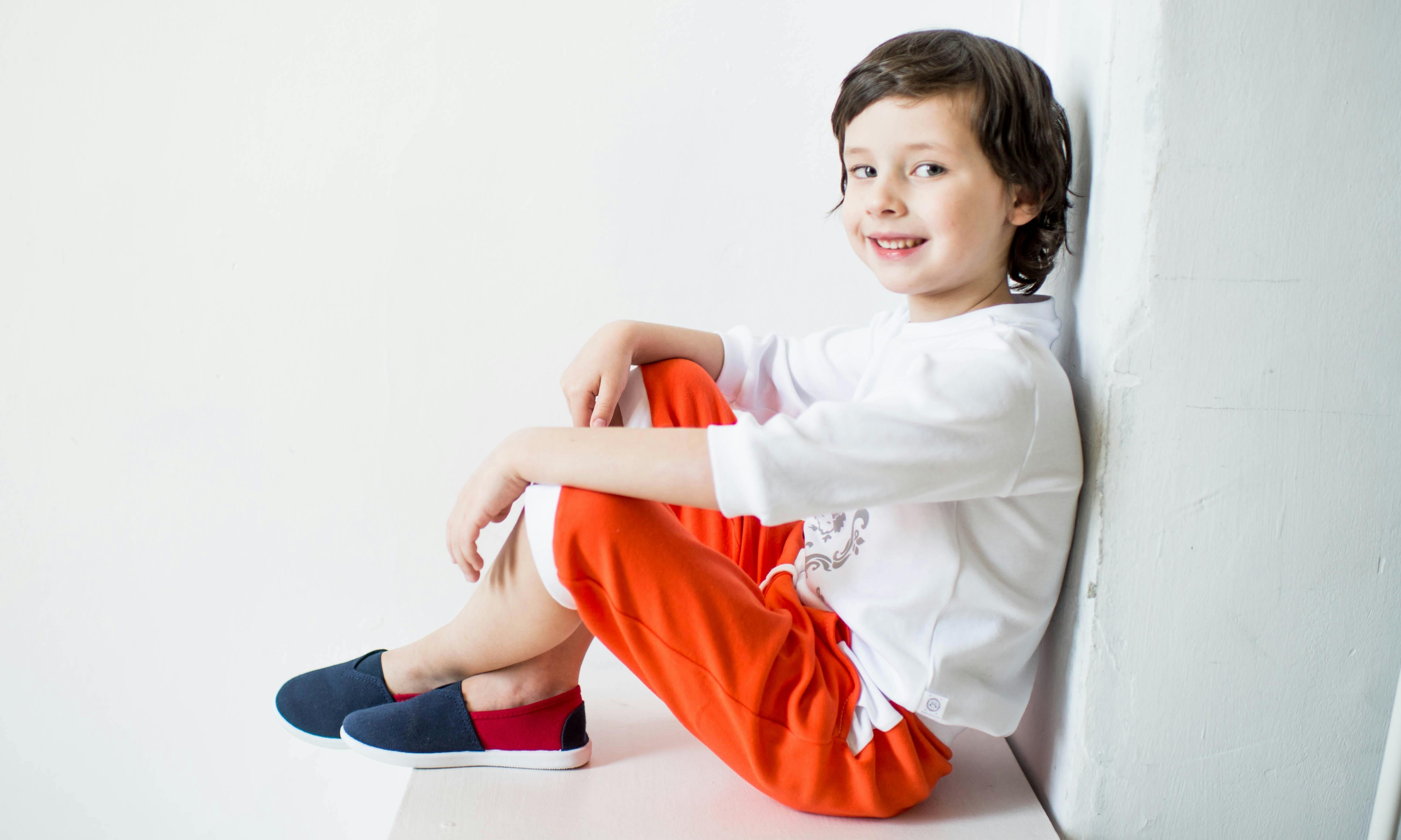 Un niño llamado Jason sonriendo inocentemente en el salón | Fuente: Pexels