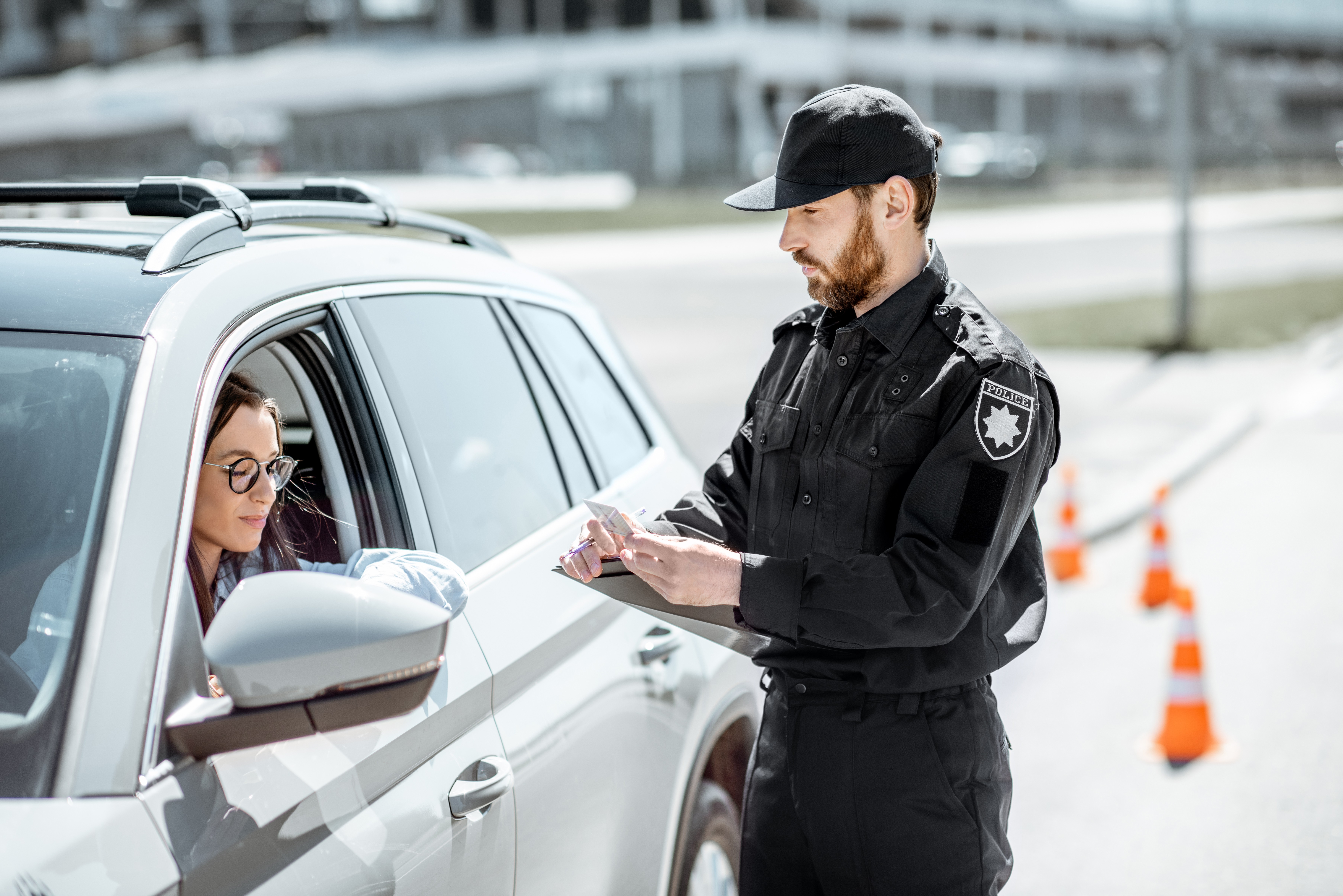 Policía cerca del Automóvil | Fuente: Shutterstock