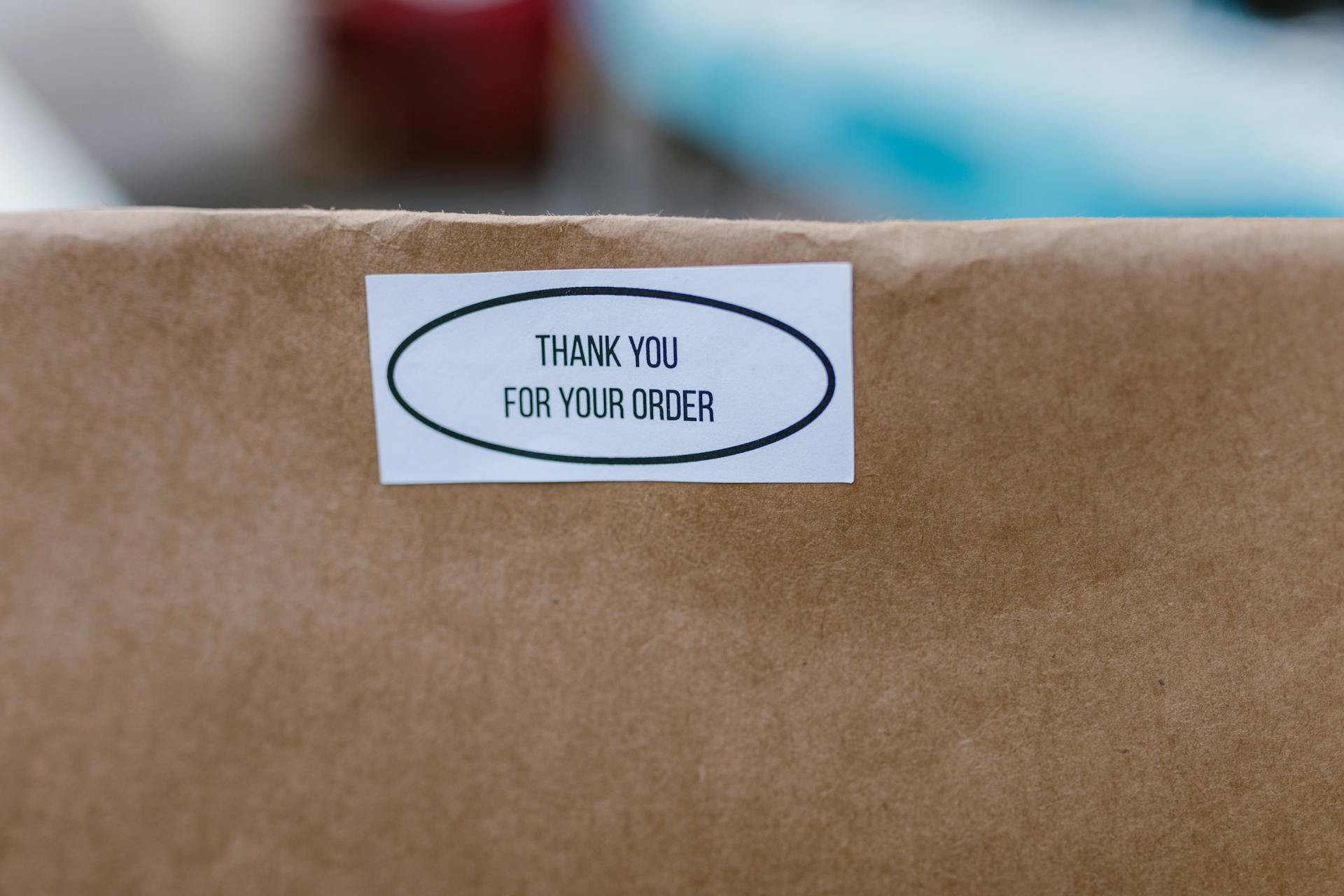Una calcomanía en una bolsa de reparto de comida | Fuente: Pexels