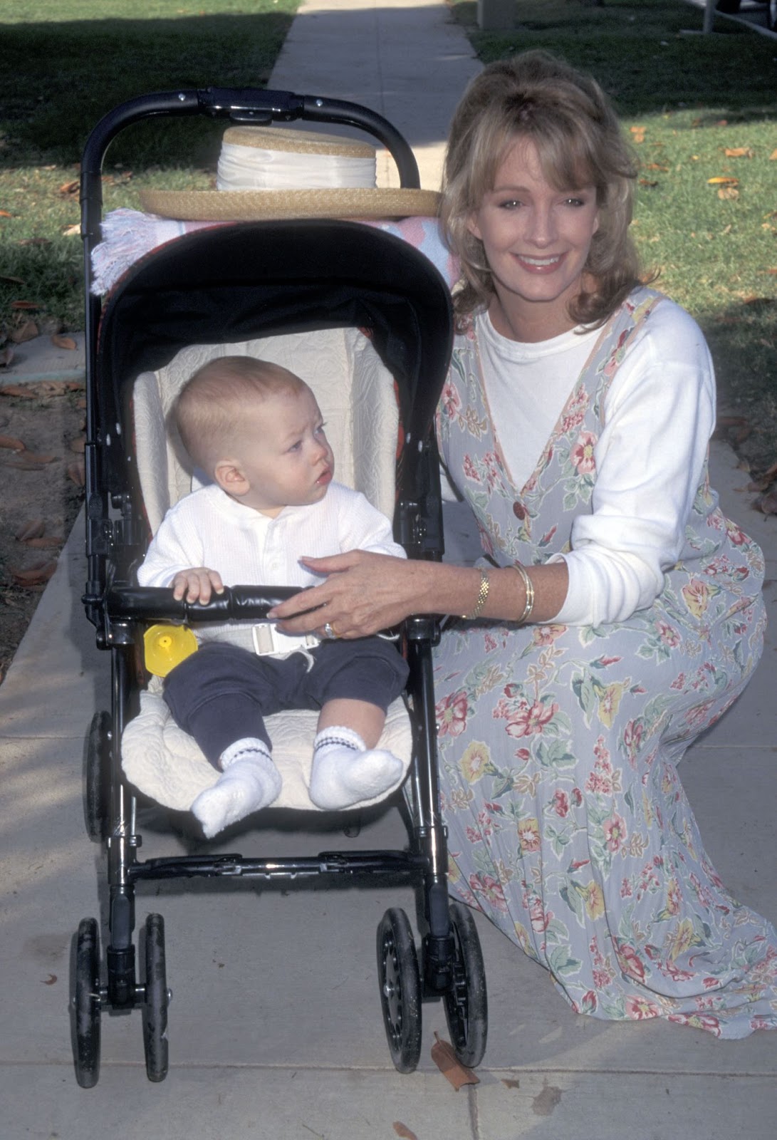 Deidre Hall y su hijo en el Quinto Stroll-A-Thon benéfico anual de Caring for Babies with AIDS, el 12 de noviembre de 1995, en Roxbury Park de Beverly Hills, California. | Fuente: Getty Images