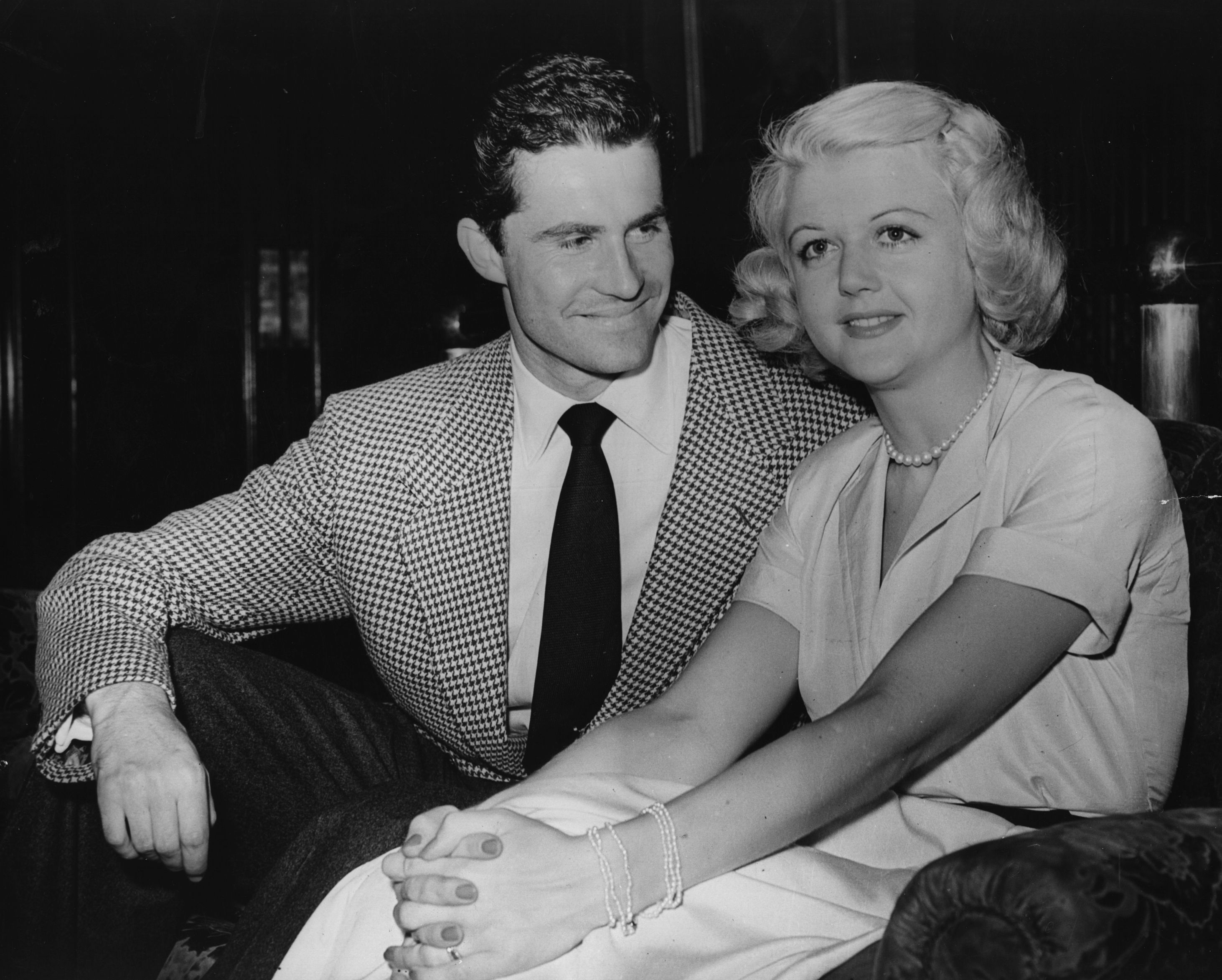 Angela Lansbury con Peter Shaw en Londres, Inglaterra, el 27 de julio de 1949. | Foto: Getty Images