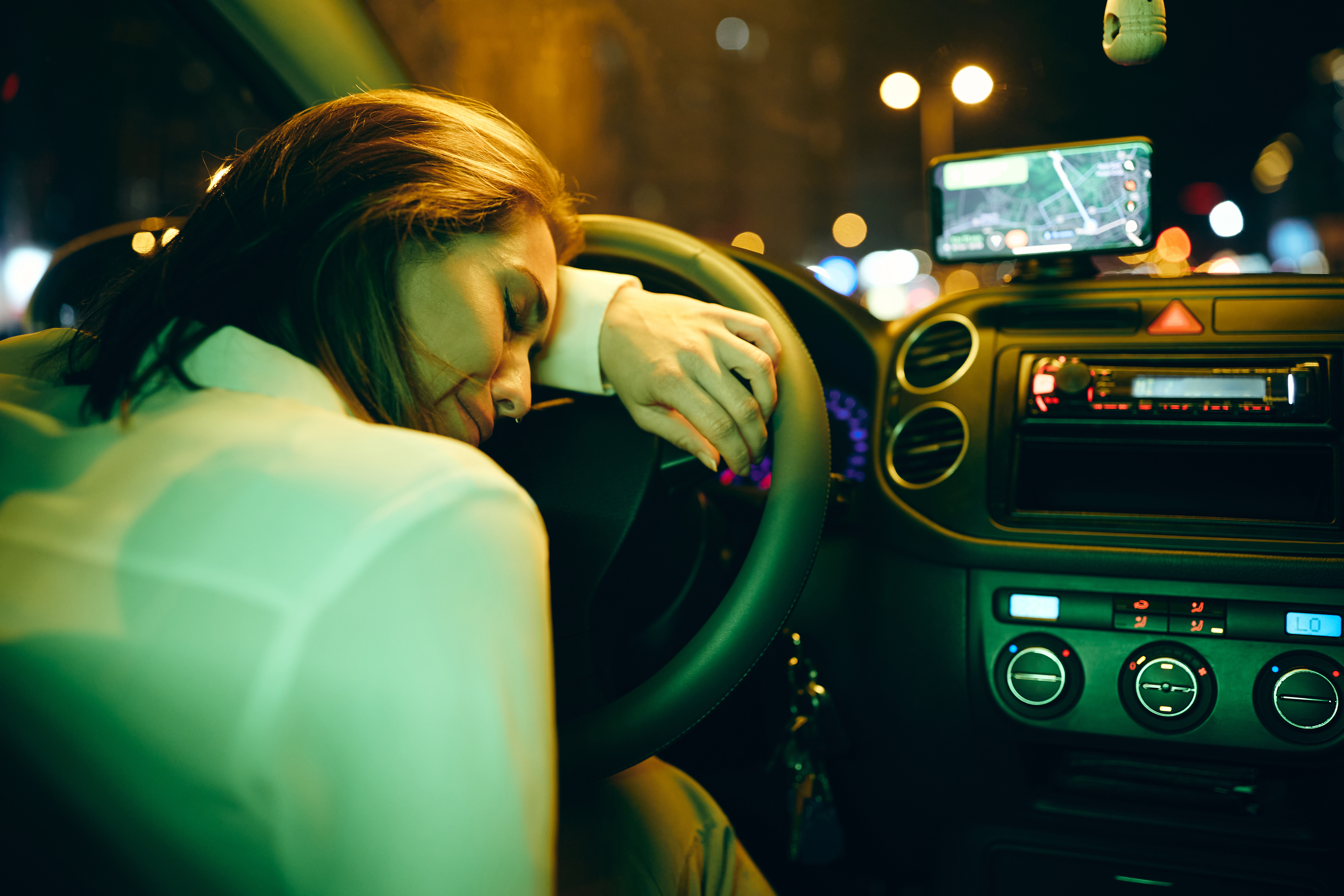 Joven llora apoyada en el volante | Foto: Shutterstock