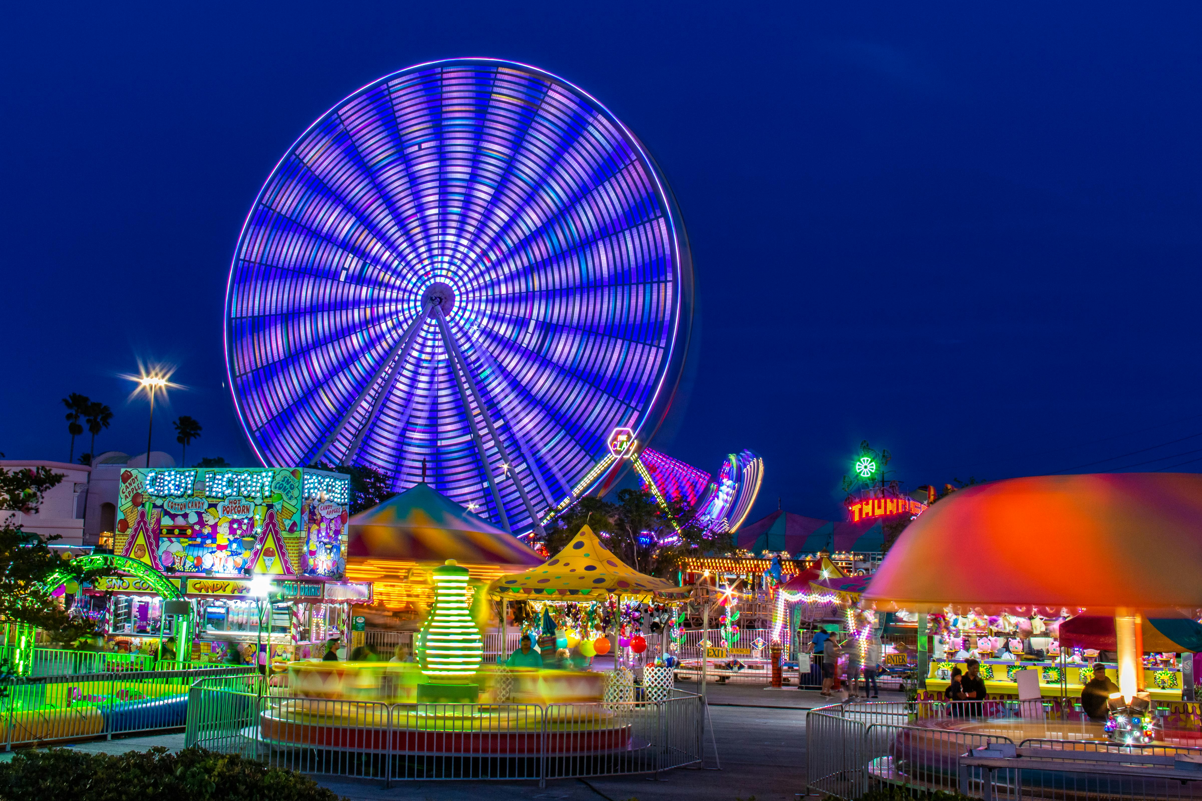 Un parque de atracciones de noche | Fuente: Pexels