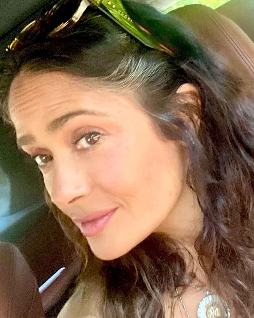 Salma Hayek luce su pelo canoso, de un post de Instagram, fechado el 27 de julio de 2023 | Fuente: Instagram/salmahayek/