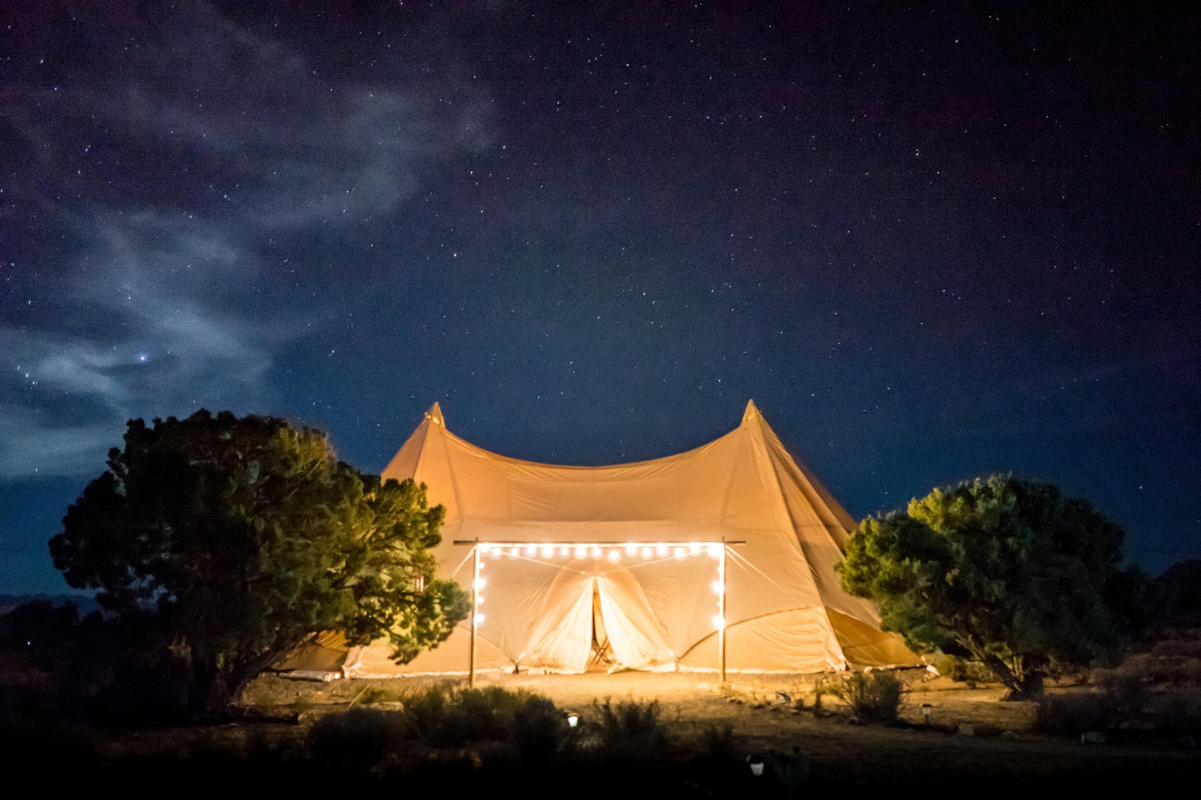 Una enorme carpa iluminada | Fuente: Unsplash