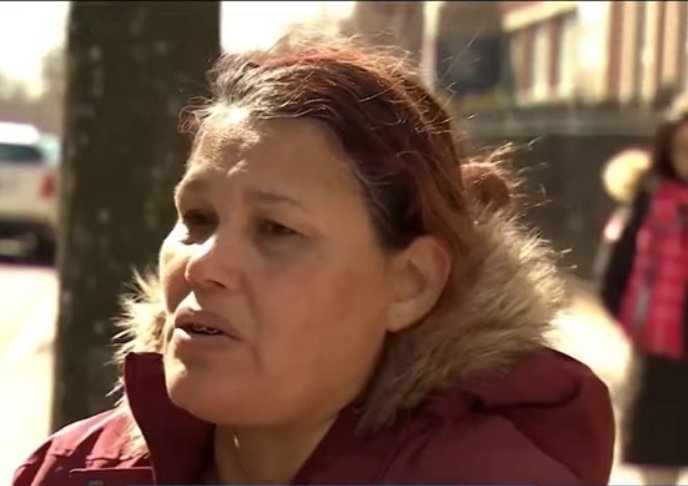 Gloria Galiano, madre de Benie declara afuera del hospital | Foto: YouTube/Primer Impacto