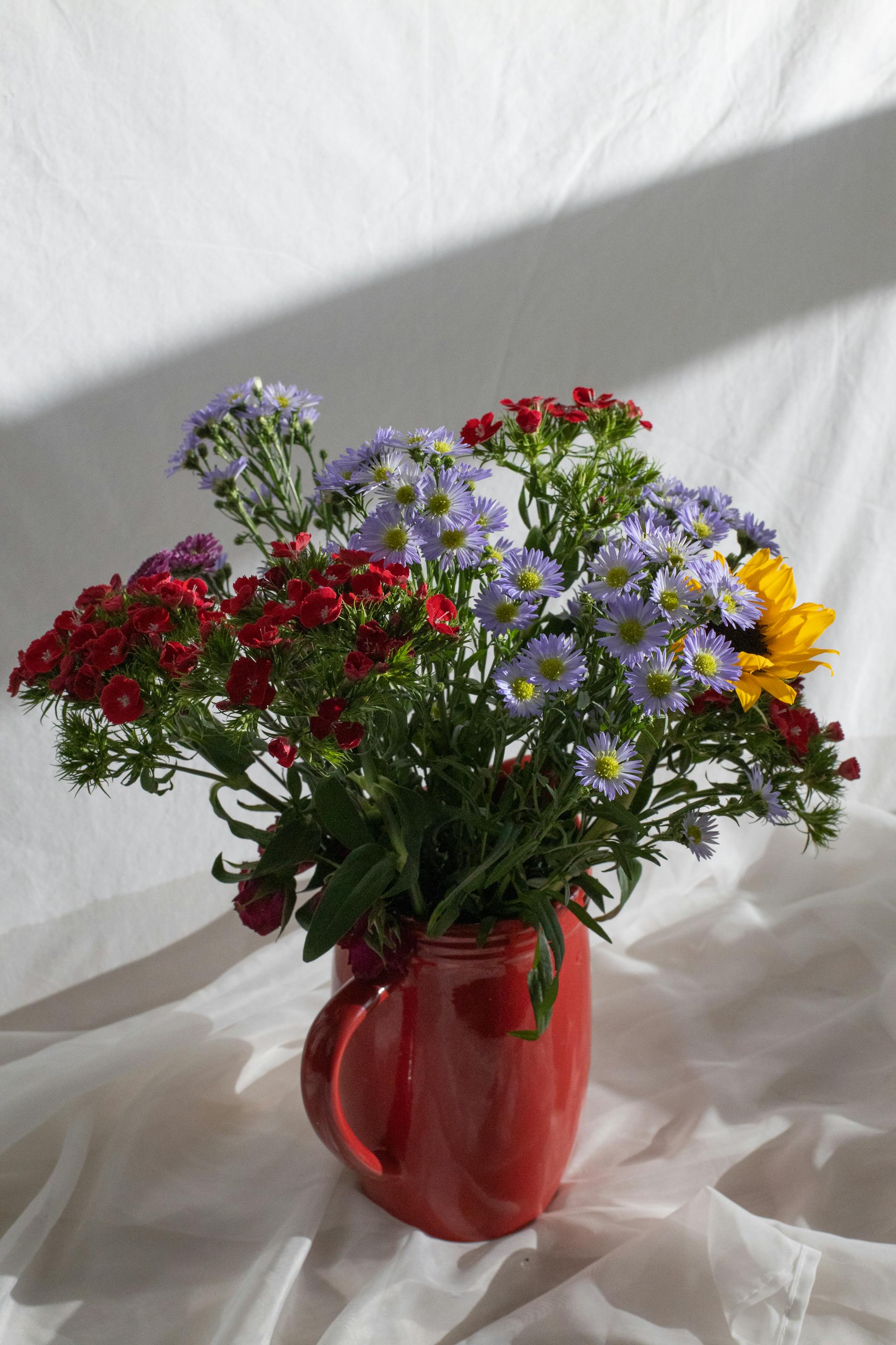 Un ramo de flores en una taza | Fuente: Pexels