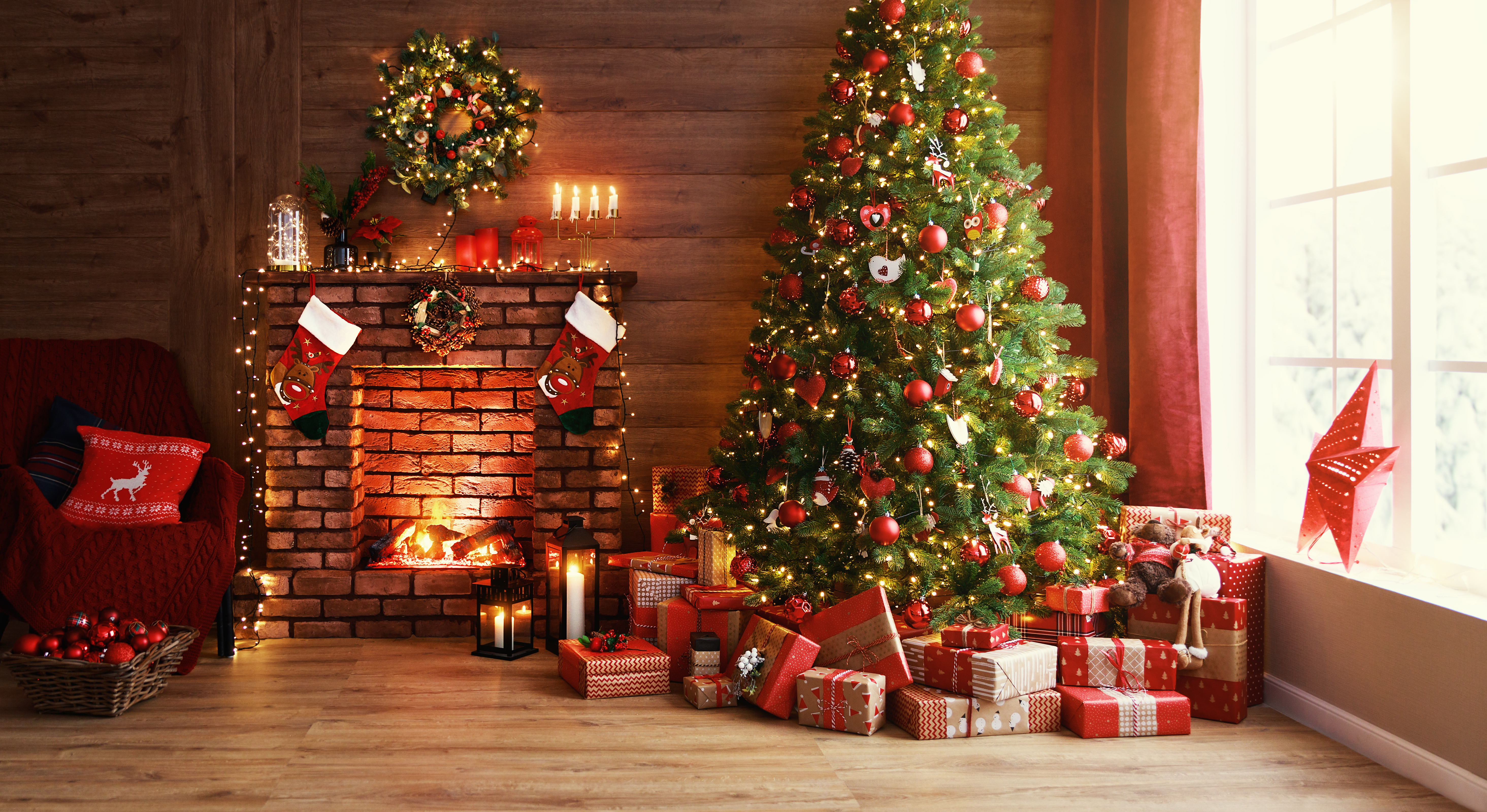 Un árbol de Navidad bien decorado con muchos regalos envueltos debajo. | Foto: Shutterstock