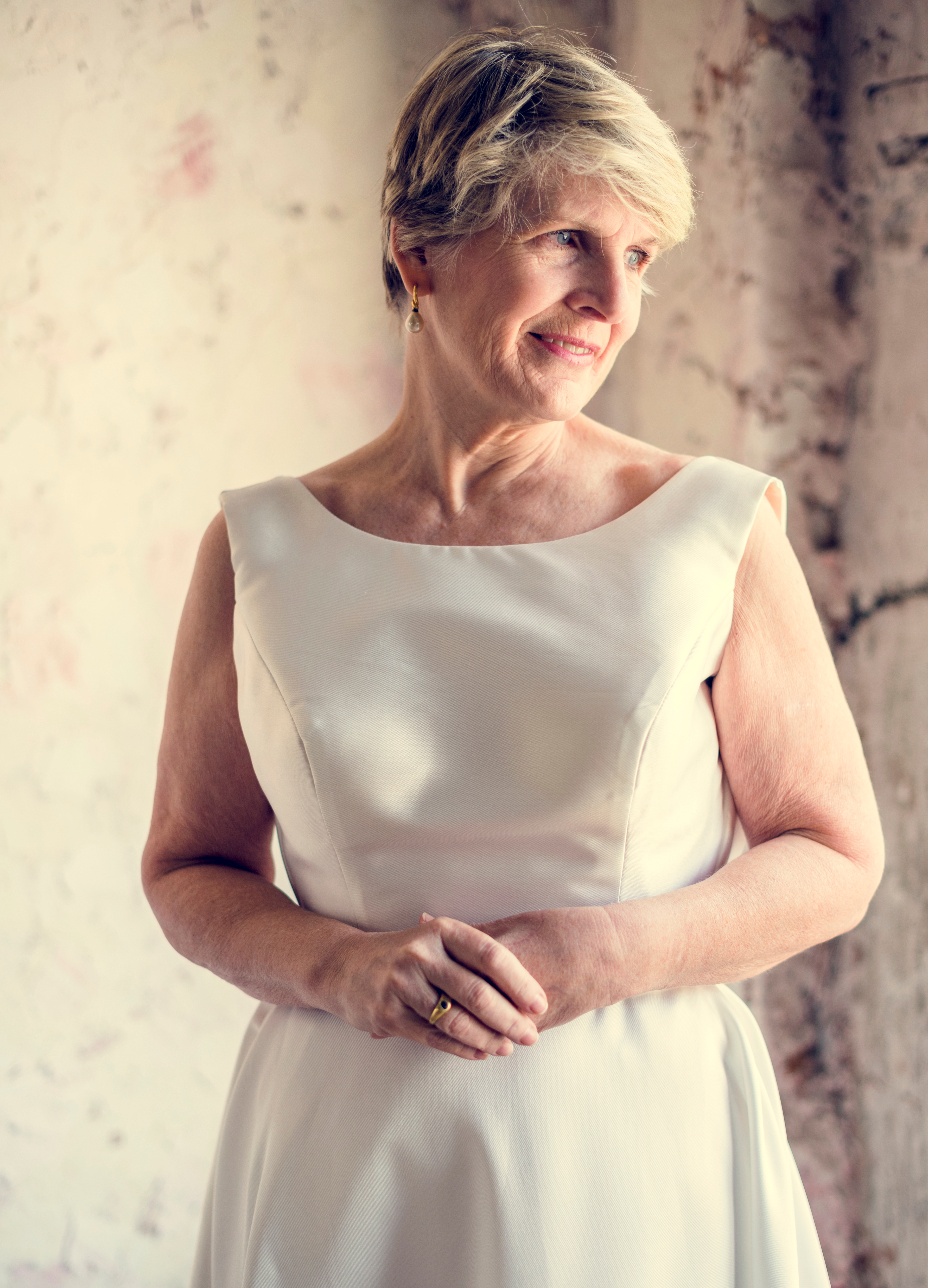 Una mujer mayor con un vestido blanco | Fuente: Shutterstock