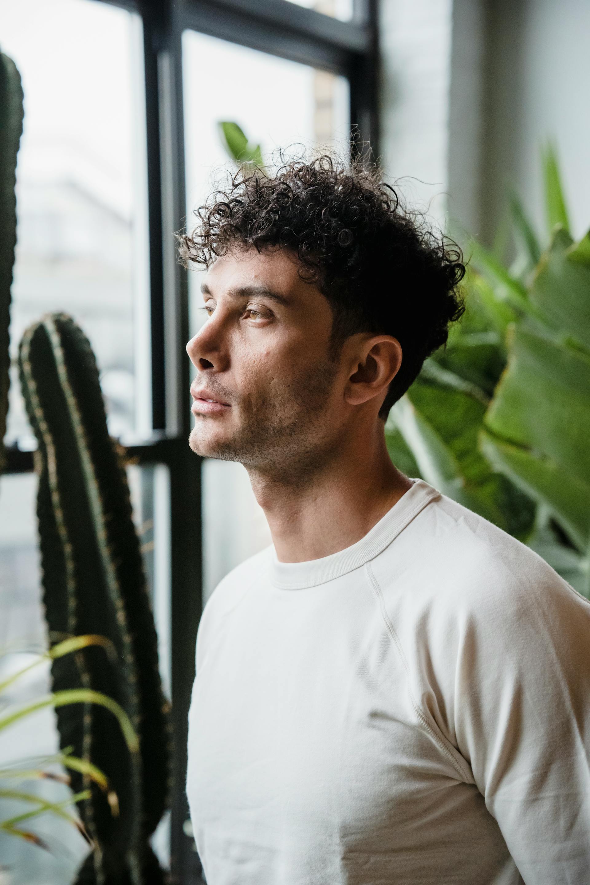 Un hombre mirando por la ventana | Fuente: Pexels